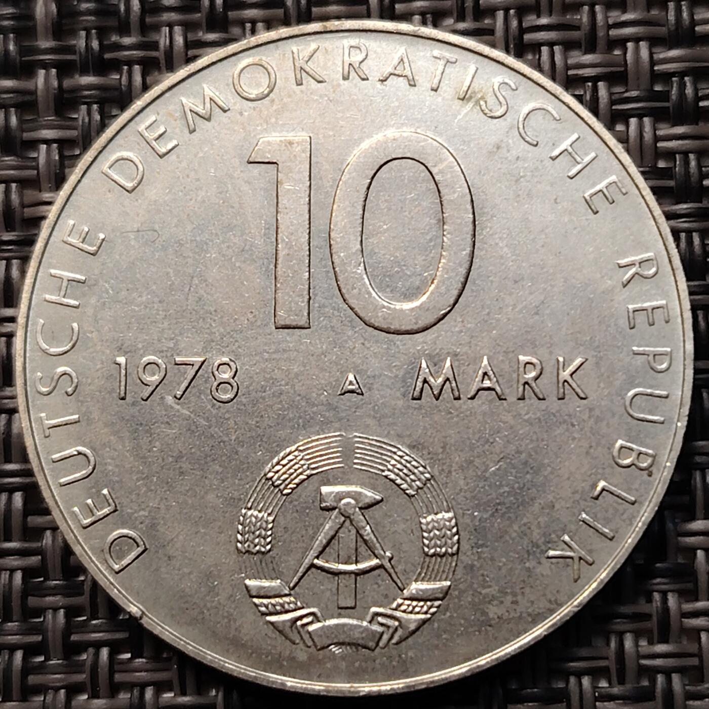 布加迪🐬～世界钱币(上海)🌾第 261 期 /  各国套币和散币 东德 1078年 10马克纪念币 苏联东德联合载人航天实验