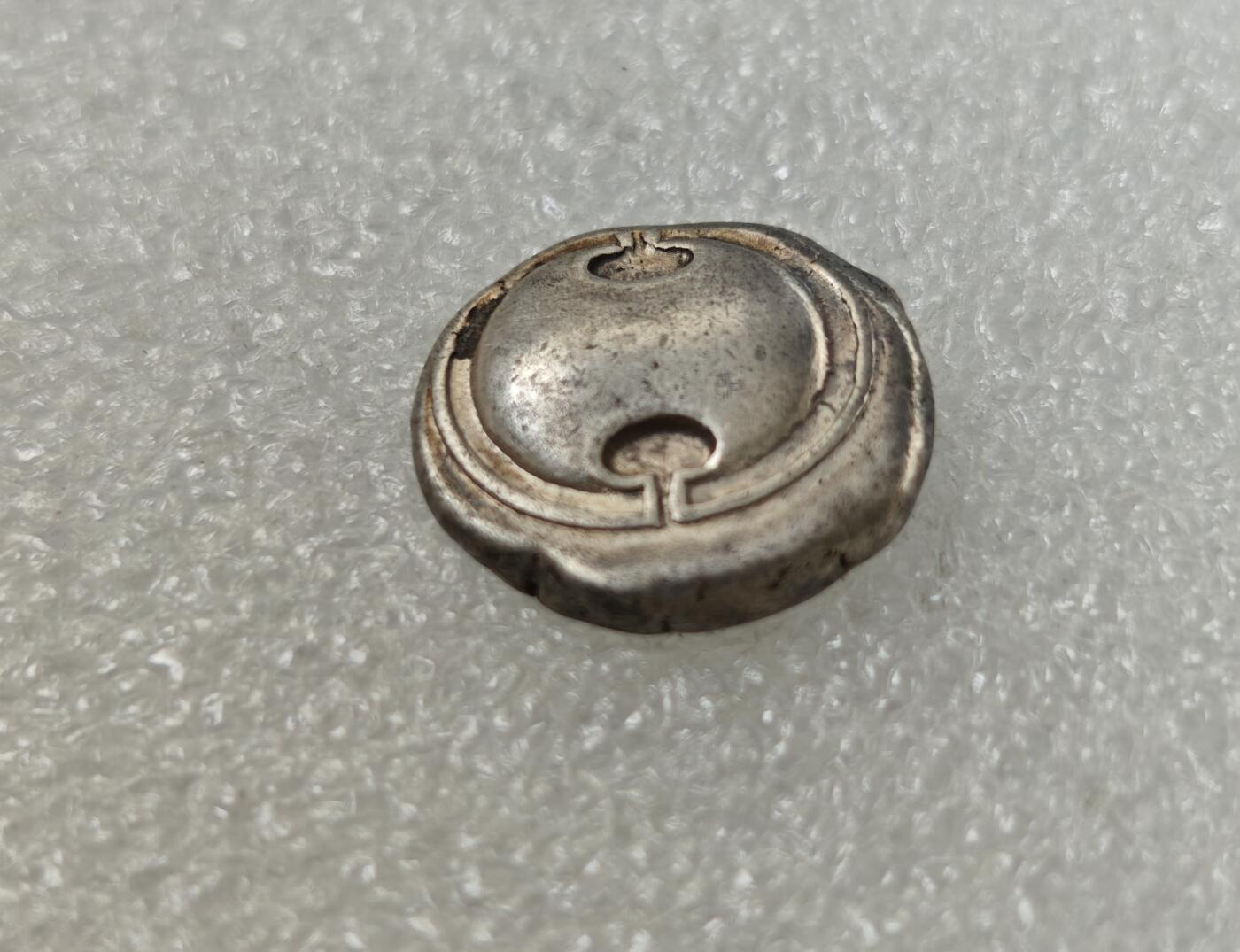 瓶子🏺第217期拍卖会   古希腊银币底比斯（也叫忒拜城）圣战士银标币 公元前368-前364年 正面是重装步兵著名的忒拜盾 背面酒罐是现在欧洲杯的奖杯原型 这枚钱币被制作时底比斯尚沐浴在大败斯巴达的荣光之下，在希腊世界称霸 见证了底比斯的辉煌岁月 22毫米 11.95克