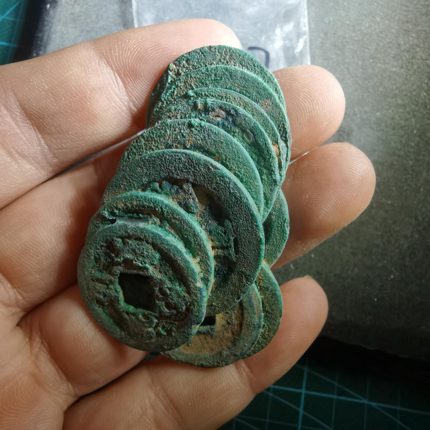 沼泽如烟--第907场 铜钱一组如图粘一起了  11枚