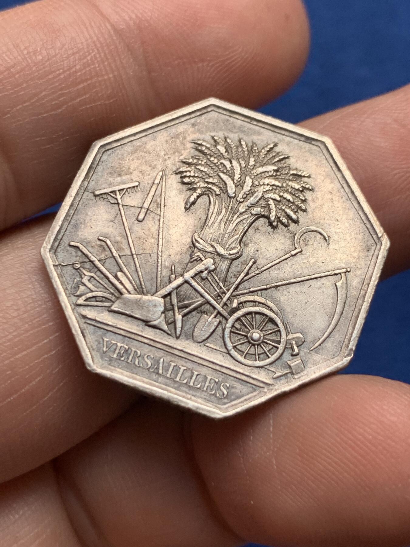 《竞宝斋》第440场 周日，周一，周二 3场连拍 （全场包邮） 法国凡尔赛皇家农业协会八角银质代币，11.22g，29mm，油灯边铭