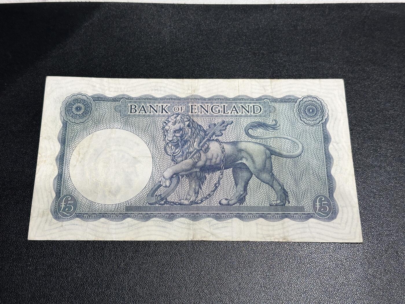 《外钞收藏家》第五百八十六期（品种丰富、精品多）（本平台长期征集拍品、欢迎藏友们联系合作） 英国B序列5镑 非全新 品相如图 号码无47靓号