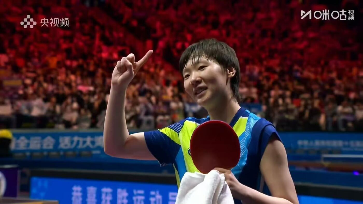 零元拍：黄金组合王曼昱蒯曼双签中国乒协官方出品《乒乓世界》纪念卡！24.5/17.5CM