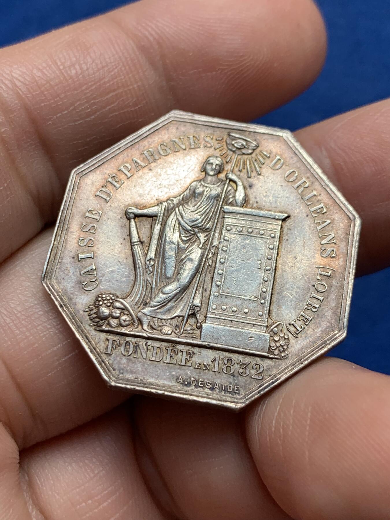 《竞宝斋》第440场 周日，周一，周二 3场连拍 （全场包邮） 法国1832年奥尔良卢瓦雷省储蓄银行八角银质代币，蜜蜂AR边铭，30.6mm，12.5克