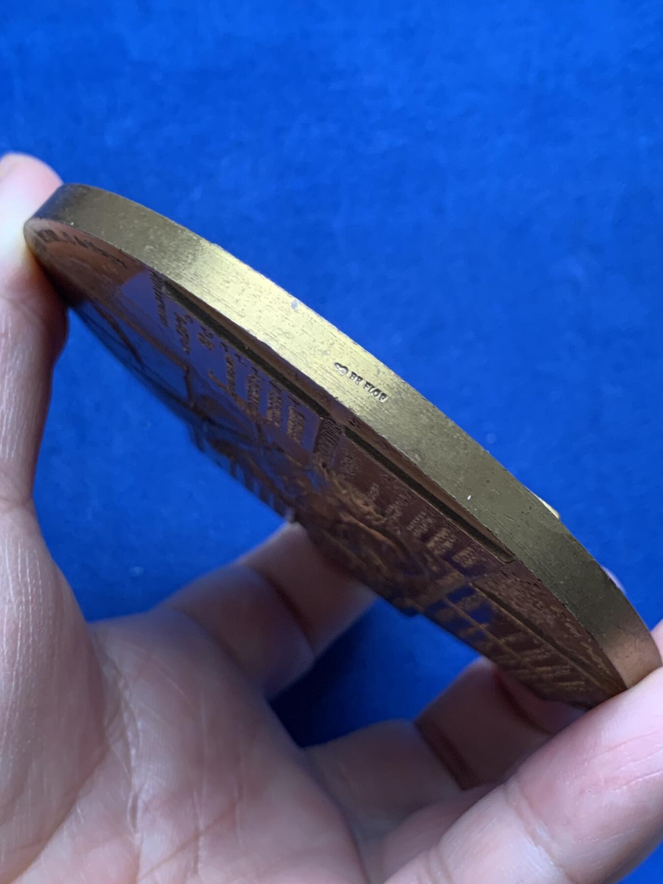 《竞宝斋》第440场 周日，周一，周二 3场连拍 （全场包邮） 法国1989年日历大铜章，神秘而高贵，人物雕工极其细腻精致，日历章中少见的美人。尺寸：直径95mm，厚度8mm，重438克。