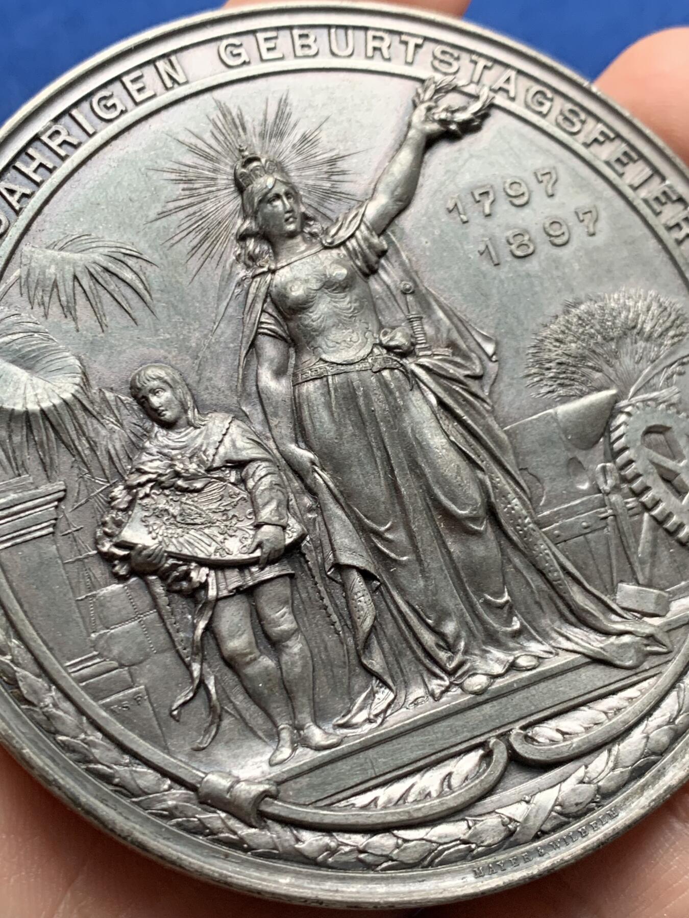 《竞宝斋》第440场 周日，周一，周二 3场连拍 （全场包邮） 普鲁士1897德皇百年纪念章 原盒 直径74.5mm 重量137.5g