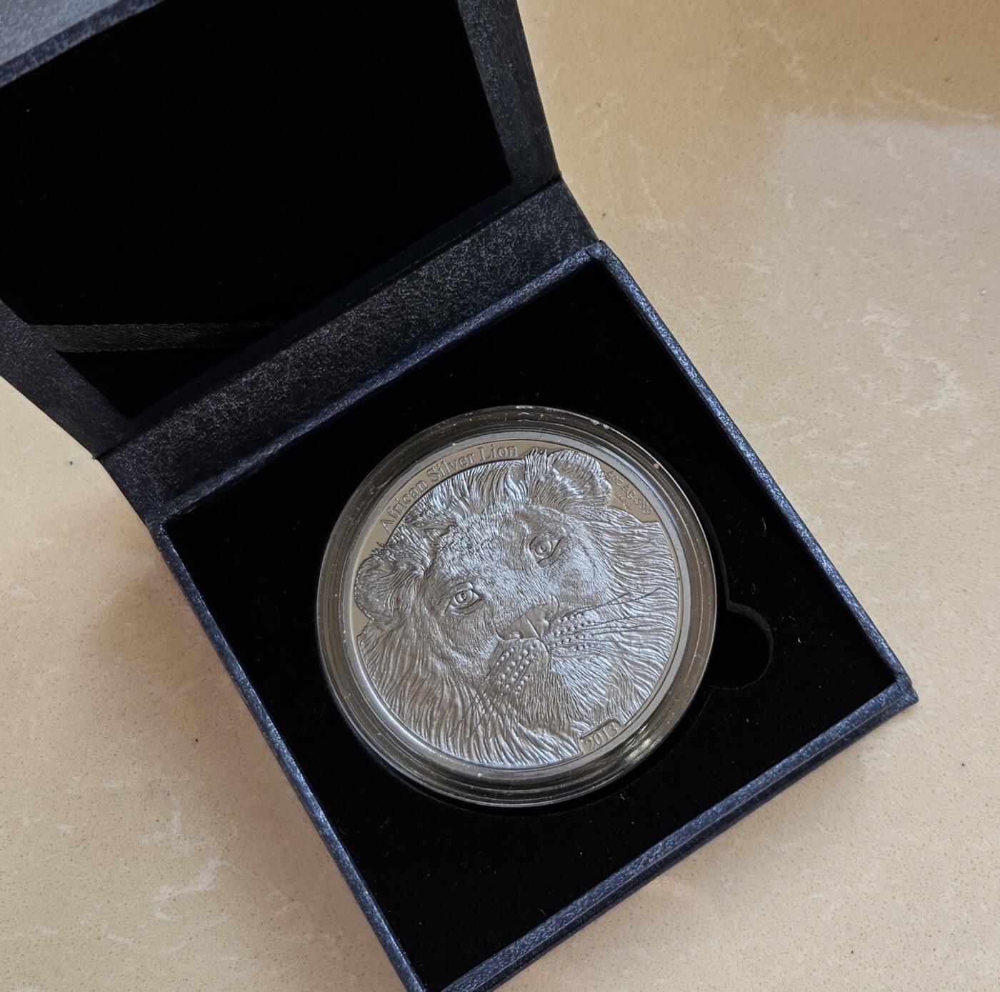 【币将精彩】世界钱币拍卖（2025-12-10） 刚果2013年非洲雄狮四盎司仿古银币  面值5000法郎，直径60.15毫米，重4盎司，仿古工艺，发行量400枚，币身镌刻编号，带包装。