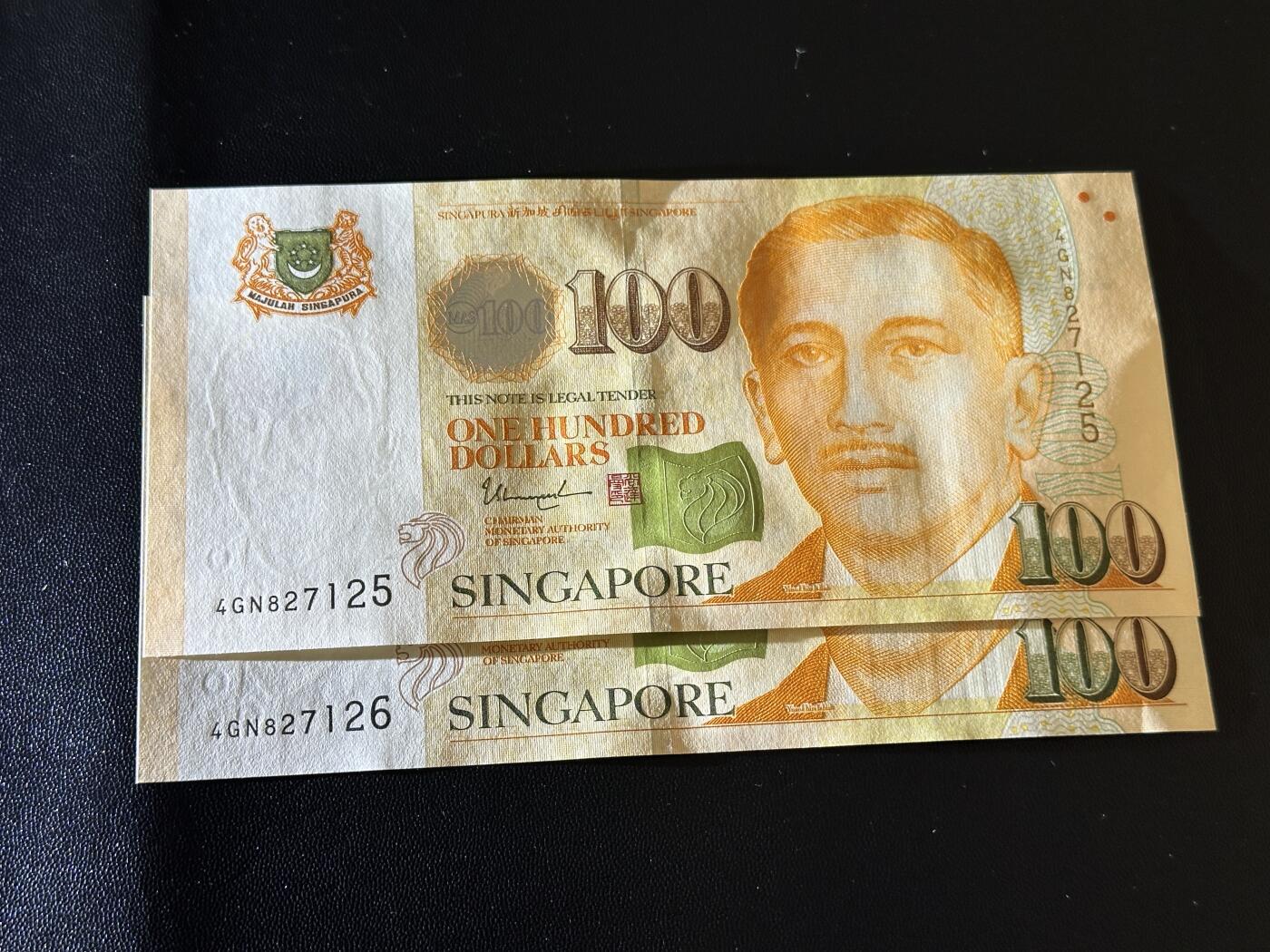 《外钞收藏家》第五百八十六期（品种丰富、精品多）（本平台长期征集拍品、欢迎藏友们联系合作） 新加坡人像纸币版100元 2连号（125-126） 全新UNC