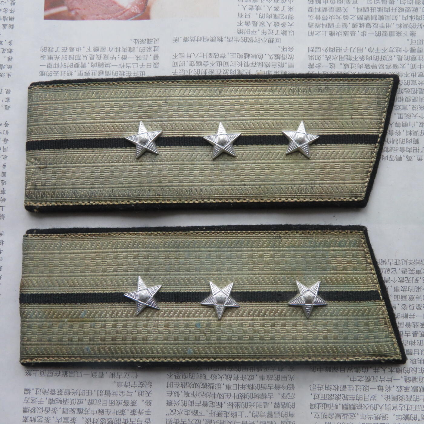 39--55海军技术上尉大衣肩章一付（领章铝星）