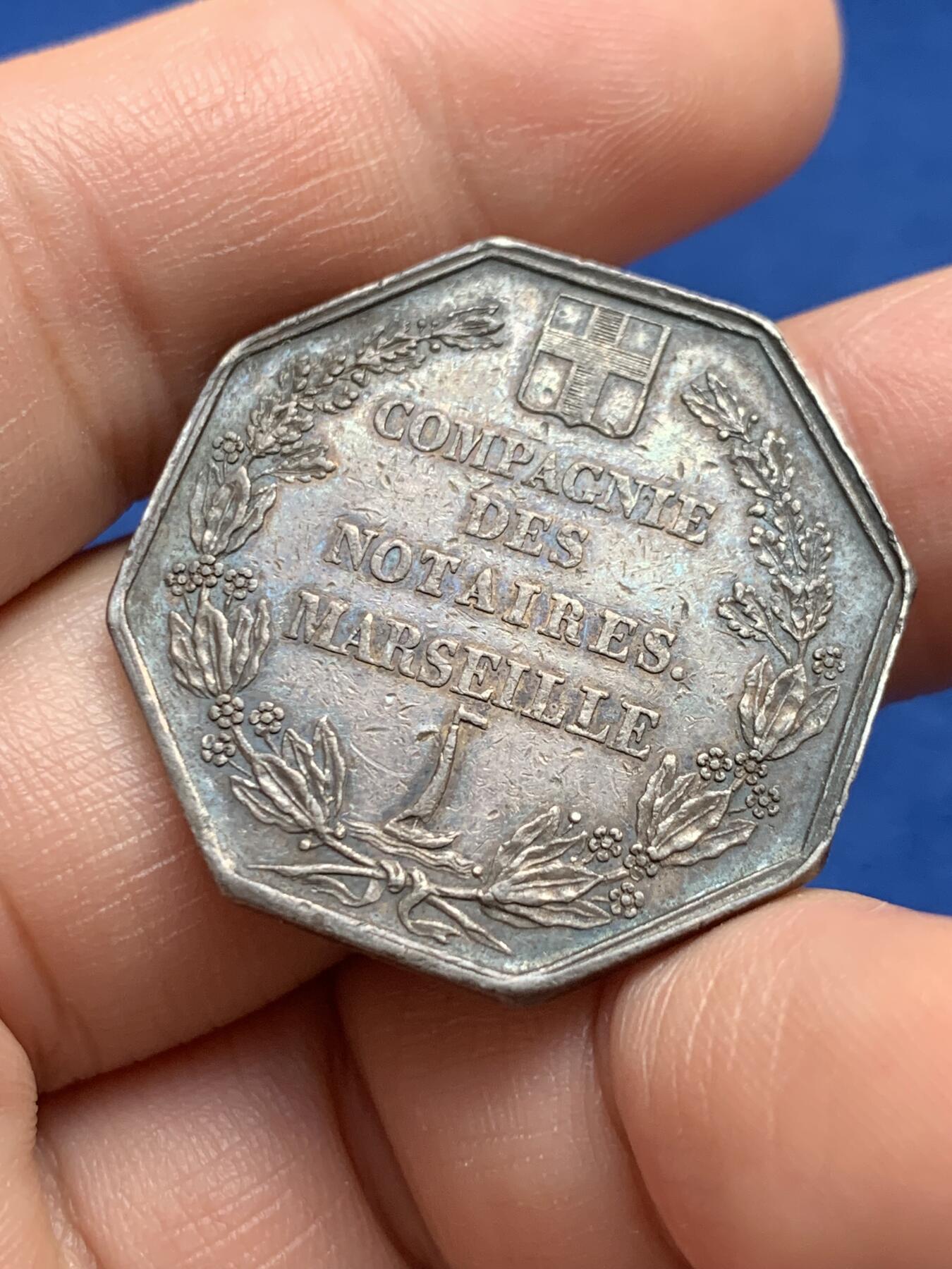 《竞宝斋》第440场 周日，周一，周二 3场连拍 （全场包邮） 法国马赛名人协会八角银质代币 13.58克 30.8mm 神灯银标 1890边铭