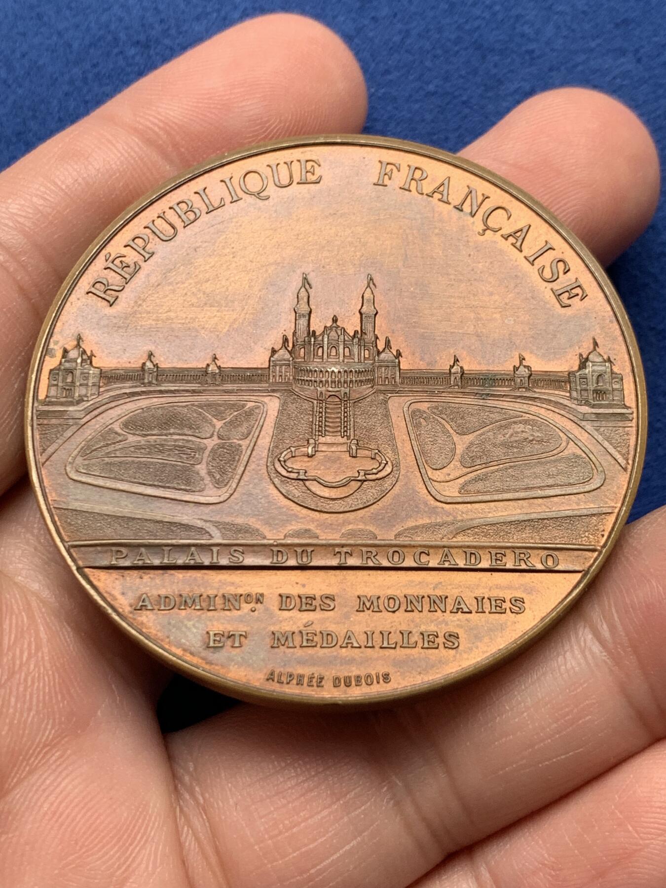 《竞宝斋》第440场 周日，周一，周二 3场连拍 （全场包邮） 法国1878年第七届世博会大铜章，直径50.6mm，重62.45克，正面是世博会主场馆战神宫，背面为宴会厅特罗卡德罗宫，原铜光状态，雕刻精美