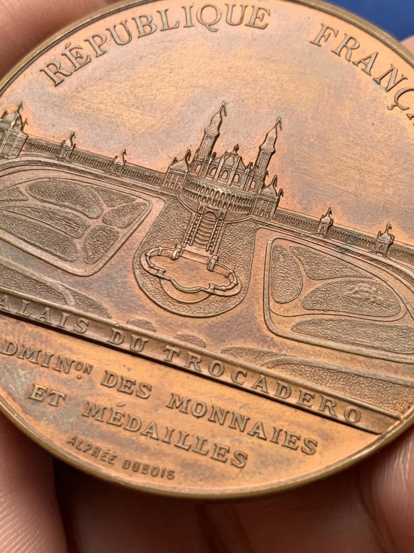 《竞宝斋》第440场 周日，周一，周二 3场连拍 （全场包邮） 法国1878年第七届世博会大铜章，直径50.6mm，重62.45克，正面是世博会主场馆战神宫，背面为宴会厅特罗卡德罗宫，原铜光状态，雕刻精美