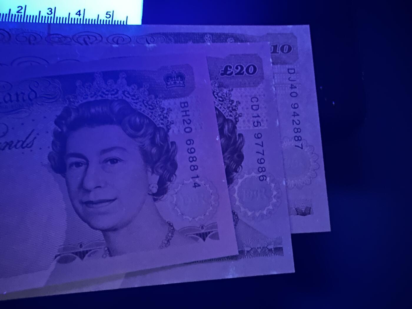 《外钞收藏家》第五百八十六期（品种丰富、精品多）（本平台长期征集拍品、欢迎藏友们联系合作） 英国E序列5、10、20镑 三张一起 全新有轻微潮点