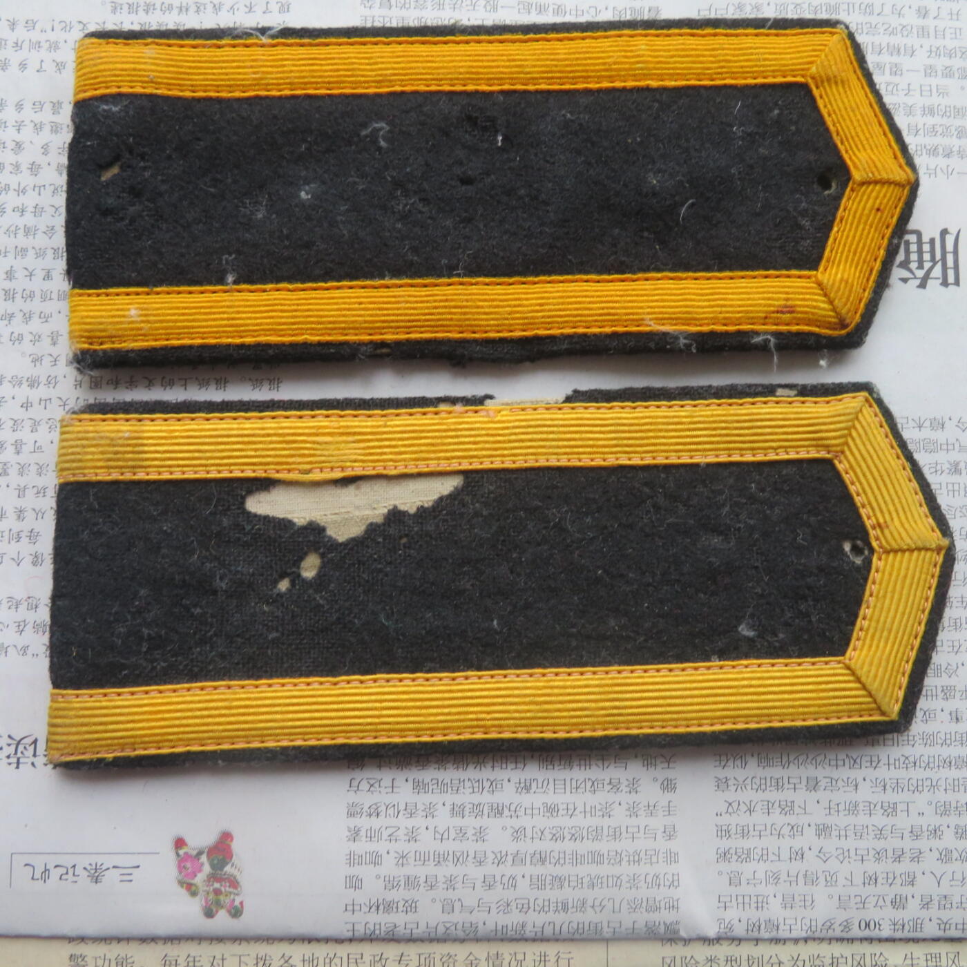18--后配对55海军学员常服肩章一付（一支扎过孔，两支颜色长度略有差异）