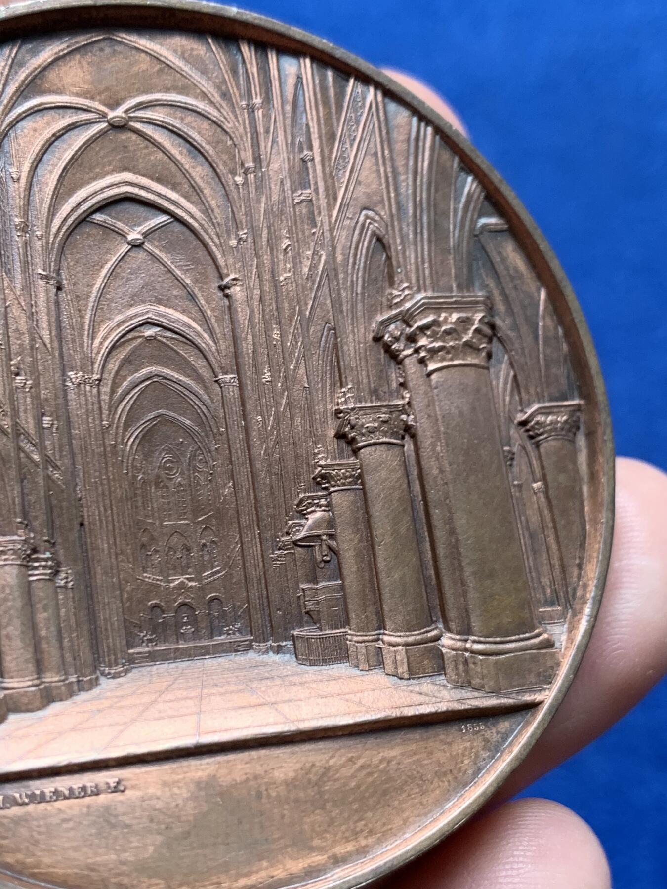 《竞宝斋》第440场 周日，周一，周二 3场连拍 （全场包邮） J.Wiener 1855年法国巴黎圣母院教堂大铜章，著名的比利时雕刻师Wiener教堂系列作品之一，欧洲古典建筑章牌的典范，95g，58.3mm