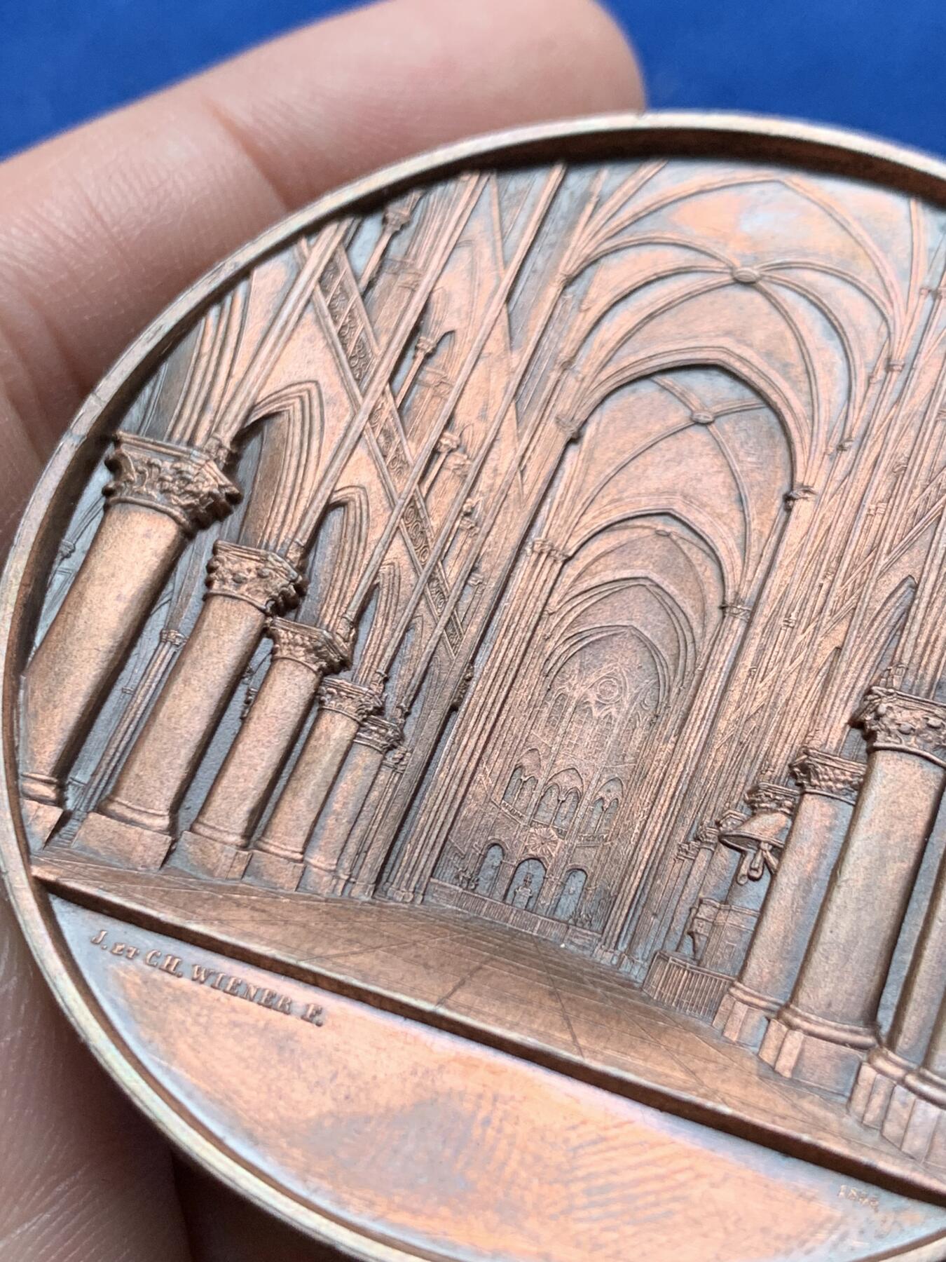 《竞宝斋》第440场 周日，周一，周二 3场连拍 （全场包邮） J.Wiener 1855年法国巴黎圣母院教堂大铜章，著名的比利时雕刻师Wiener教堂系列作品之一，欧洲古典建筑章牌的典范，95g，58.3mm