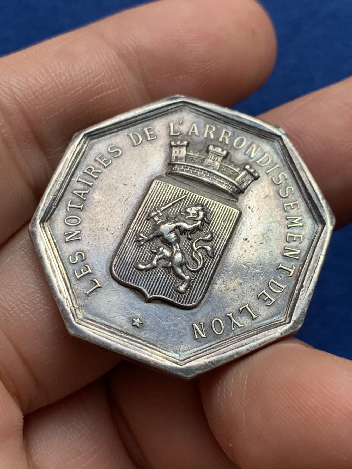 《竞宝斋》第440场 周日，周一，周二 3场连拍 （全场包邮） 法国里昂公证人八角银质代币，14.66g，33.1mm，蜜蜂边铭