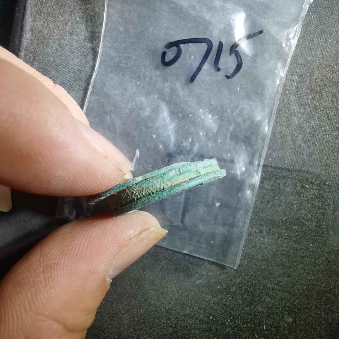 沼泽如烟--第907场 铜钱一组如图粘一起了  四枚