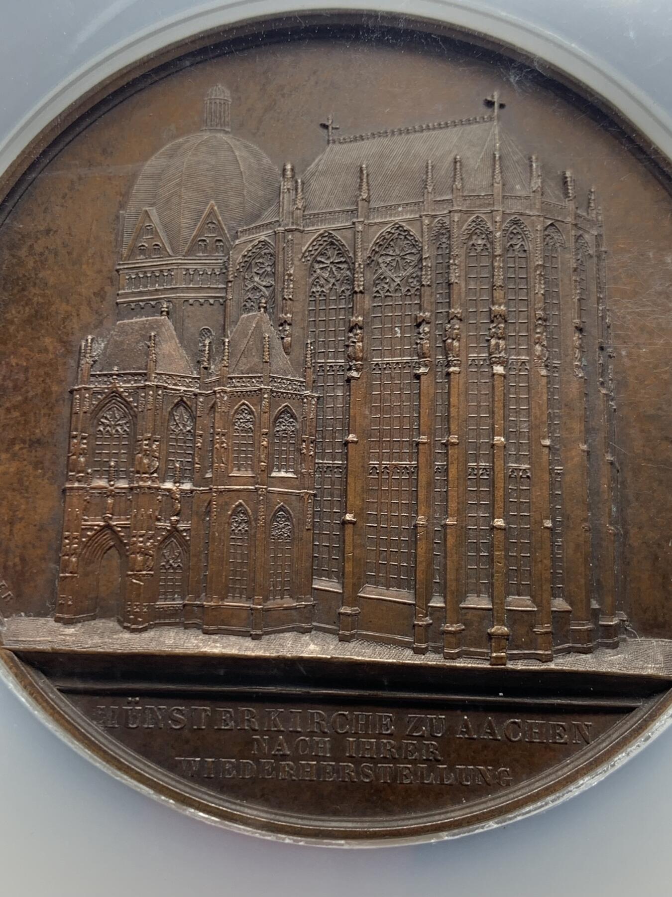 《竞宝斋》第440场 周日，周一，周二 3场连拍 （全场包邮） NGC MS62BN 德国1853年克隆大教堂铜章，德国著名教堂，列入世界遗产目录，编号516-017，是由著名雕刻师Jacques Wiener雕刻（教堂主题系列名录），不可多得的收藏佳品，双面高浮雕，加大加厚盒，观赏性强，收藏价值高，不可错过。首见品。