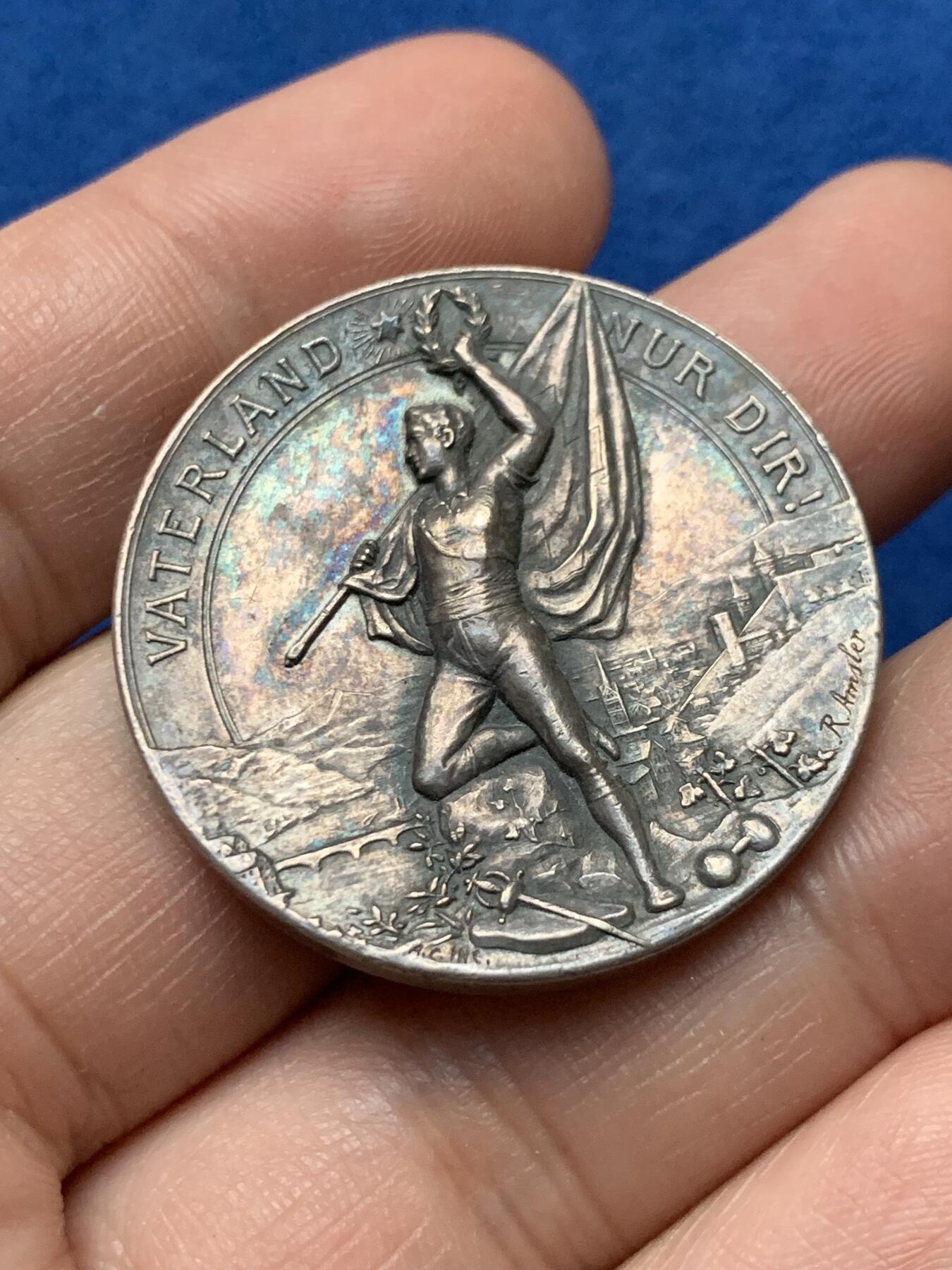 《竞宝斋》第440场 周日，周一，周二 3场连拍 （全场包邮） 1897年瑞士沙夫豪森体操节银章，19.6g，35mm，双面彩色包浆，正面凹面高浮雕设计，背景是瑞士特有的高原山地城池风景，背面橄榄和橡树枝之上的是沙夫豪森和瑞士盾徽