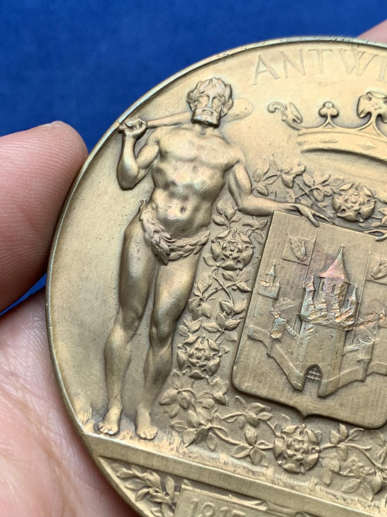 《竞宝斋》第440场 周日，周一，周二 3场连拍 （全场包邮） 比利时著名画家亨德里克•德凯泽大铜章 背面为比利时著名雕刻家约苏埃•杜朋的安特卫普市徽雕像 带半个盒子（缺少盖子） 直径69.5mm 重量121g