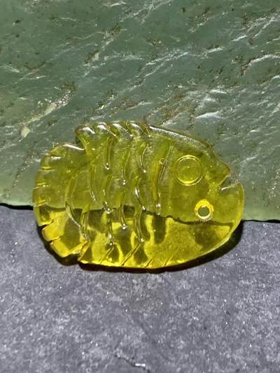 天然乌克兰金珀雕刻小鱼吊坠一个， - 天然乌克兰金珀雕刻小鱼吊坠一个，