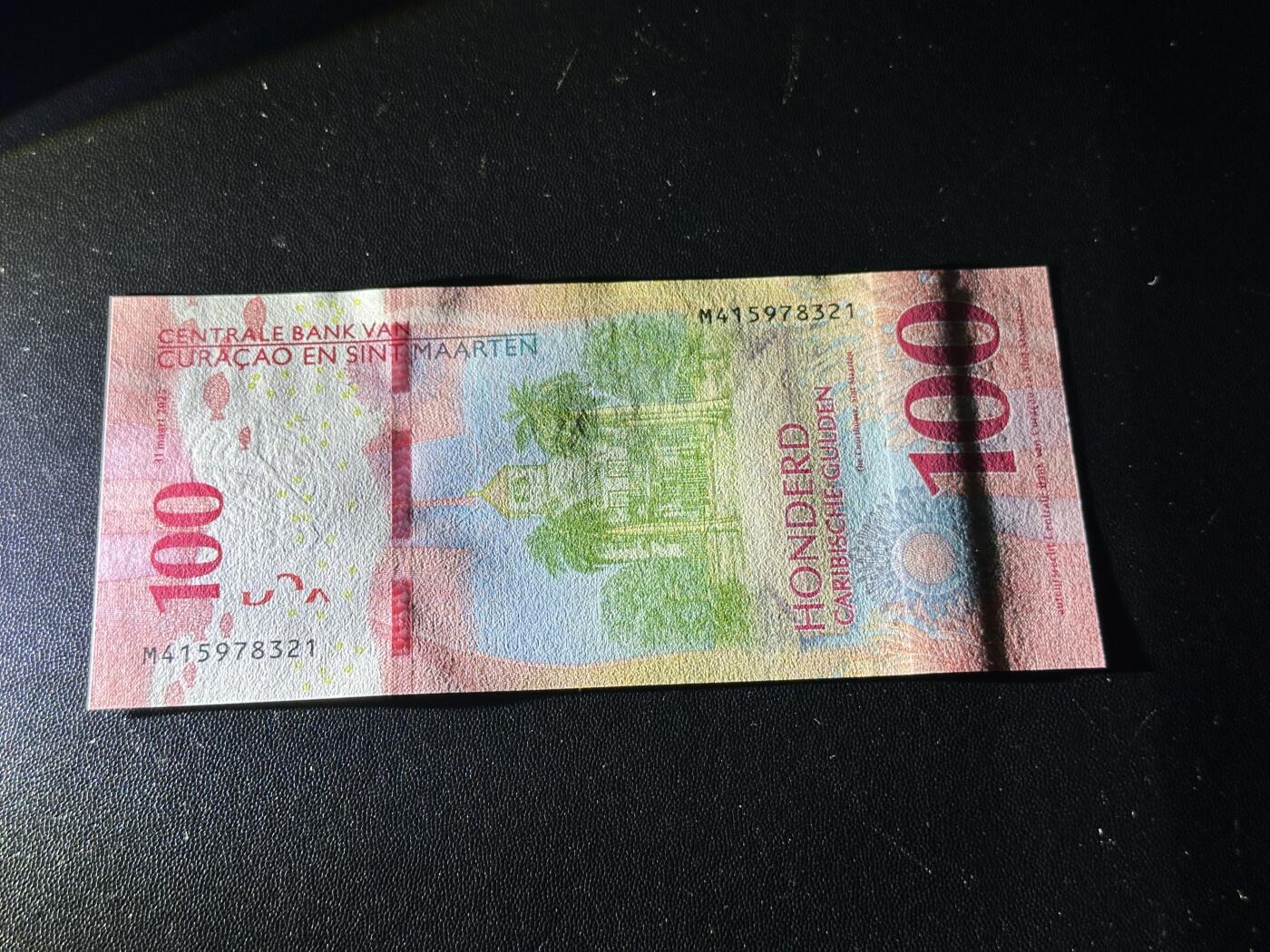 《外钞收藏家》第五百八十六期（品种丰富、精品多）（本平台长期征集拍品、欢迎藏友们联系合作） 2025年版库拉索和圣马丁100盾 全新UNC 尾321