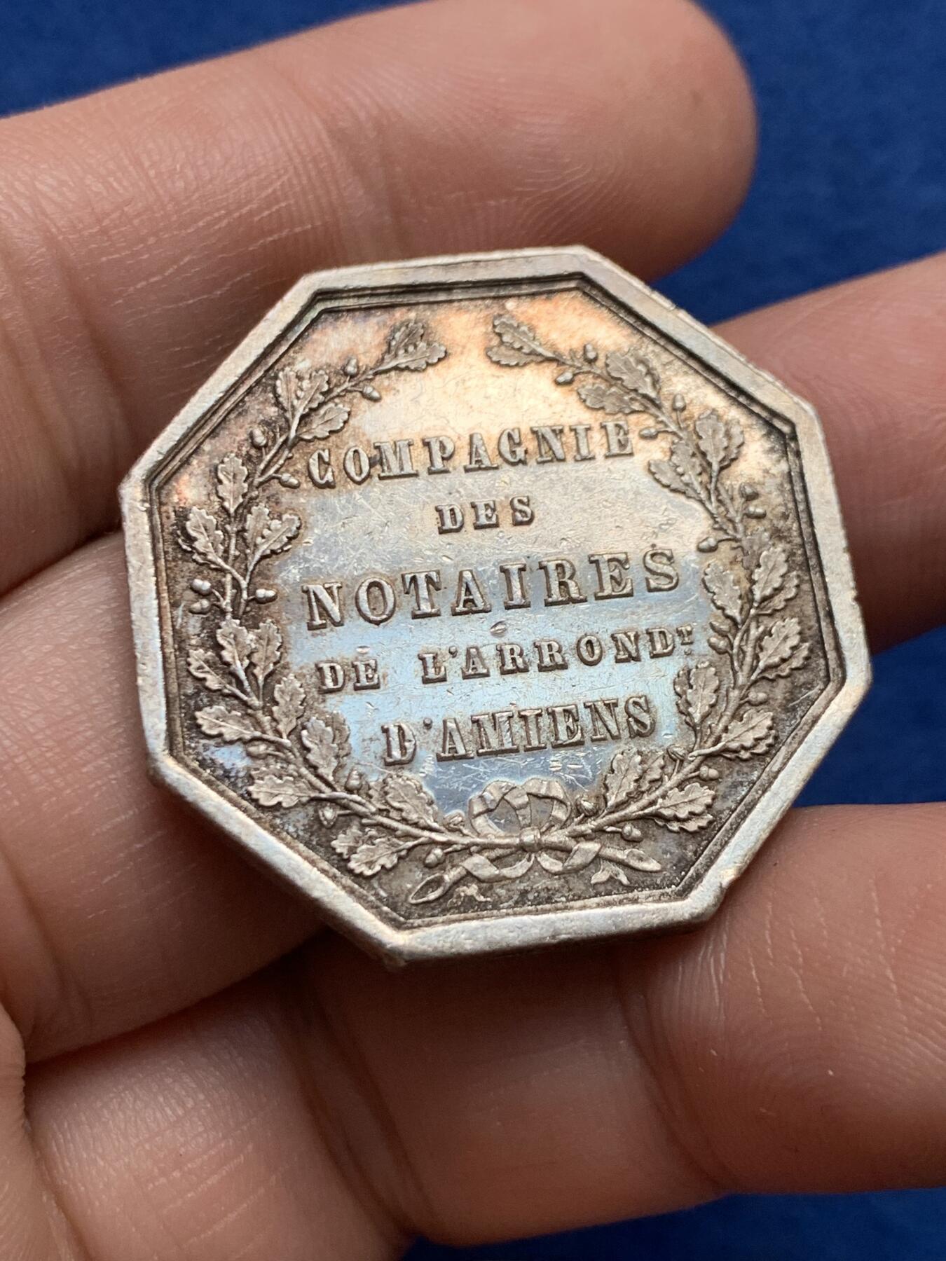 《竞宝斋》第440场 周日，周一，周二 3场连拍 （全场包邮） 法国亚眠公证人八角银质代币，16g，31.8mm，手指边铭