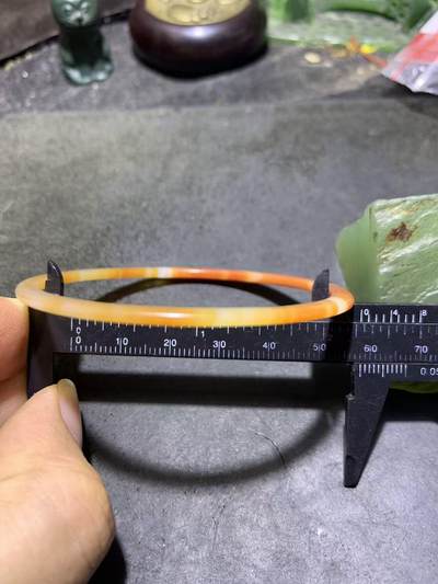 精美缠丝玛瑙条镯一只 精美缠丝玛瑙条镯一只