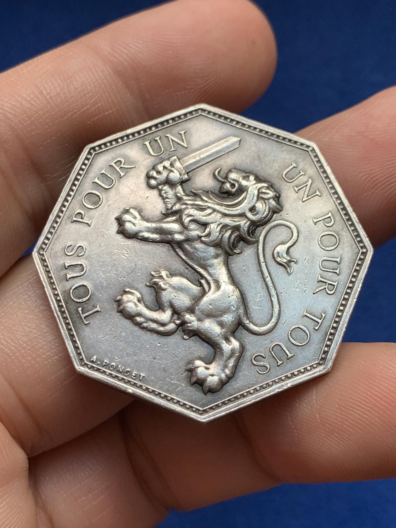 《竞宝斋》第440场 周日，周一，周二 3场连拍 （全场包邮） 1869年里昂综合保险银质八角代币，稀少品种，正面雄狮手持大宝剑图案，直径：36mm，重：21.6g