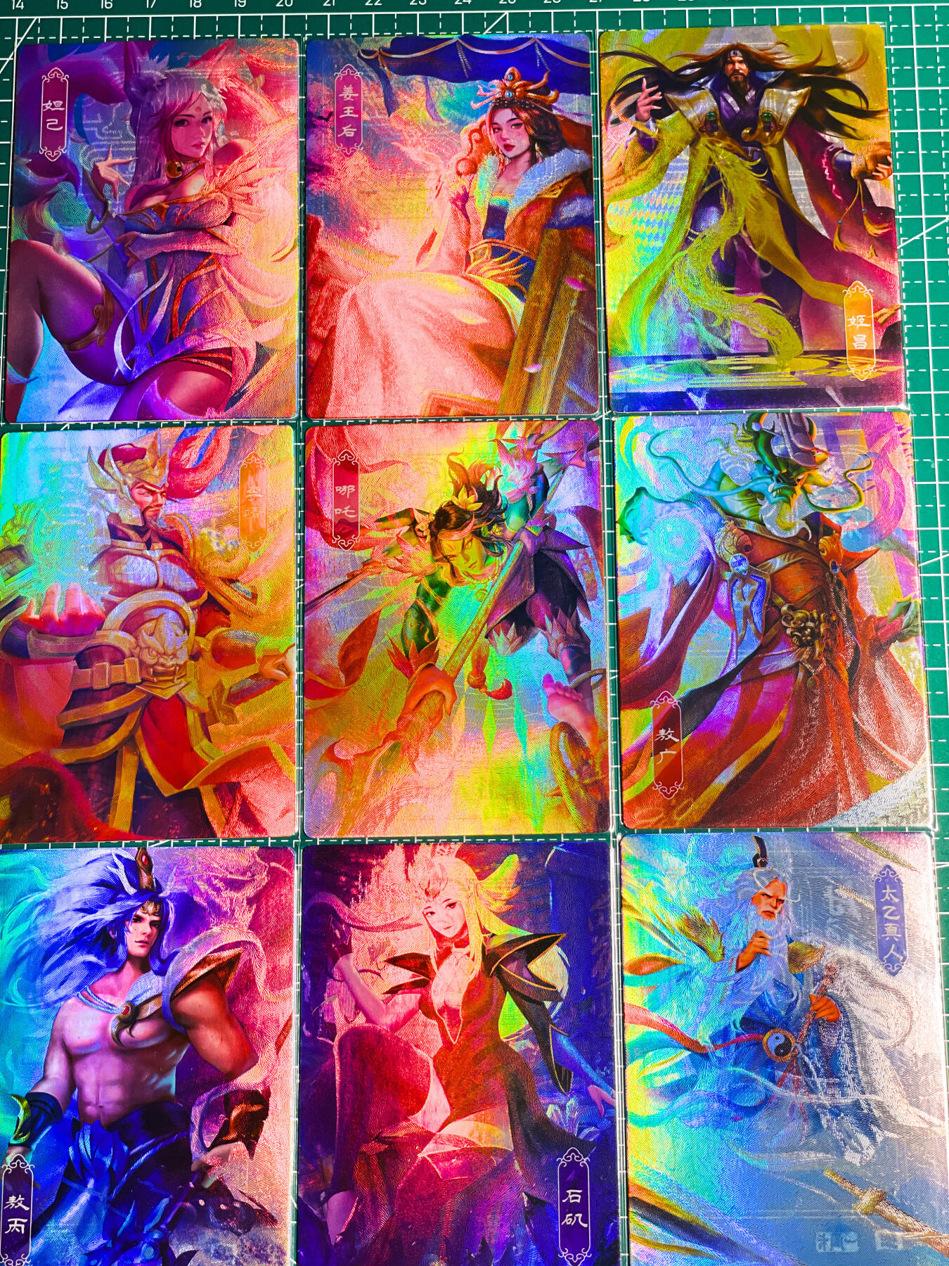 显眼宝36期 11月14日晚22:00截拍 佣金1起 可寄存～ 一间卡 封神  40套卡+1盘古+6神器 总计 47张 很好看 折光彩闪  63* 88