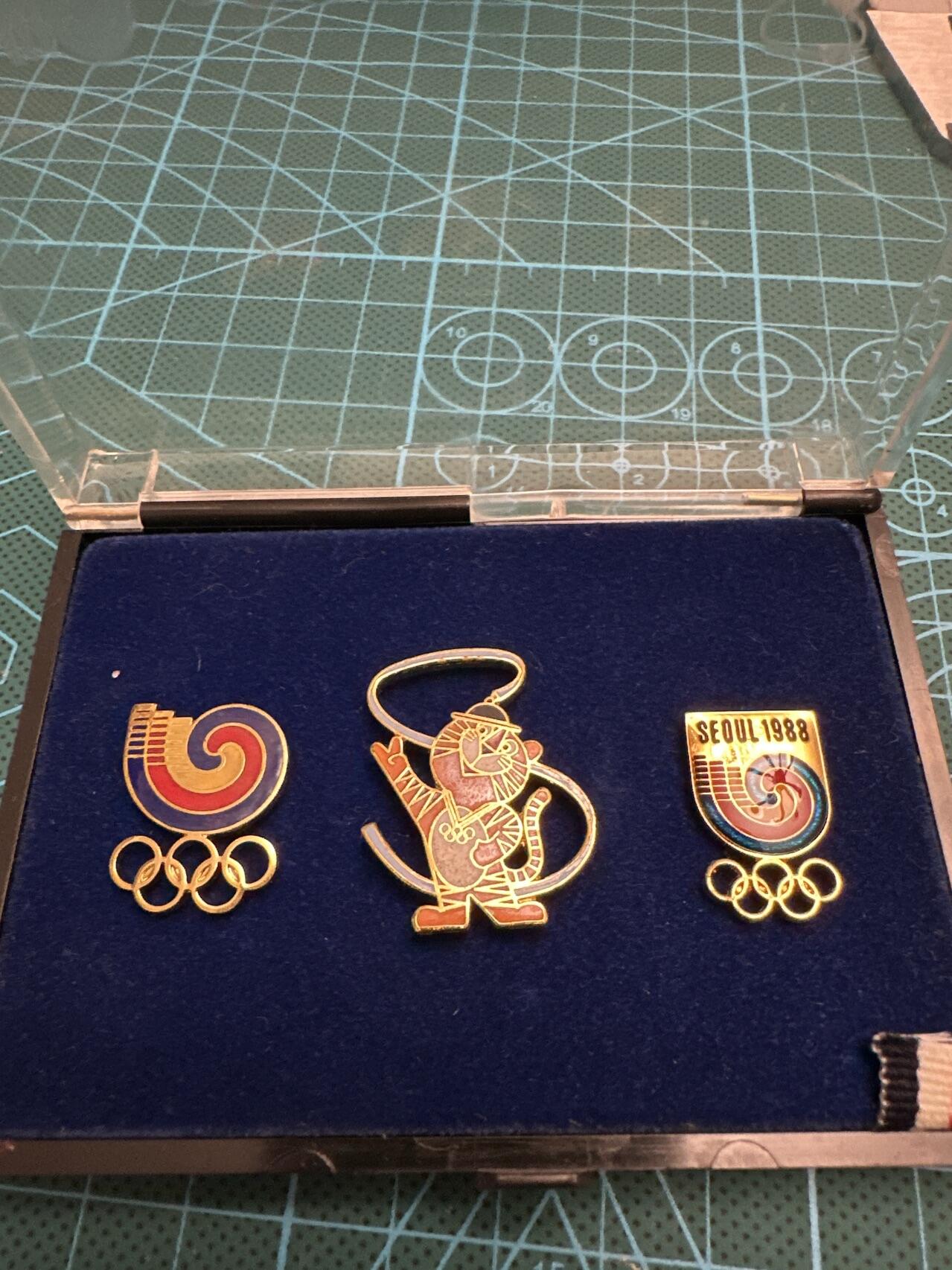 蒂克钱币-第48场日本章牌专场 1988年 首尔奥运 徽章三枚  原盒