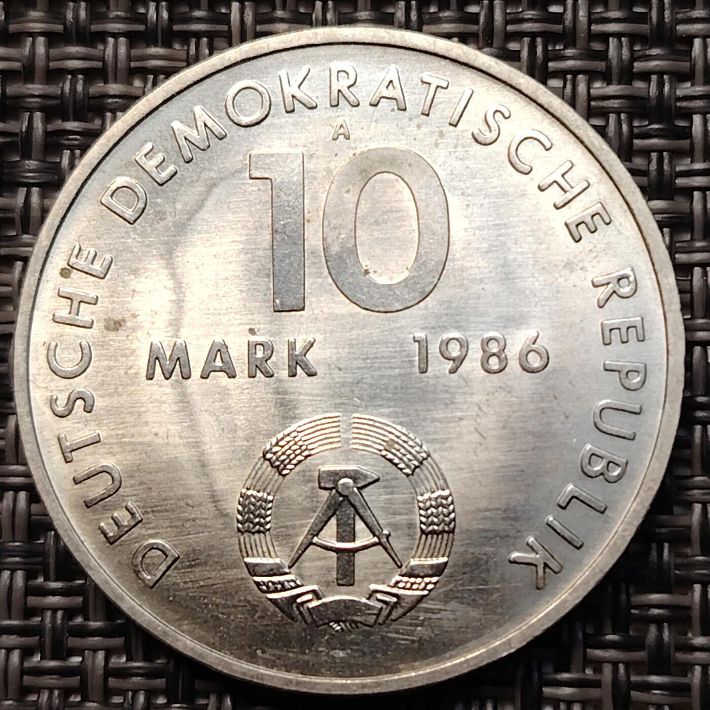 布加迪🐬～世界钱币(上海)🌾第 261 期 /  各国套币和散币 东德 民主德国1986年10马克纪念镍币台尔曼31mm