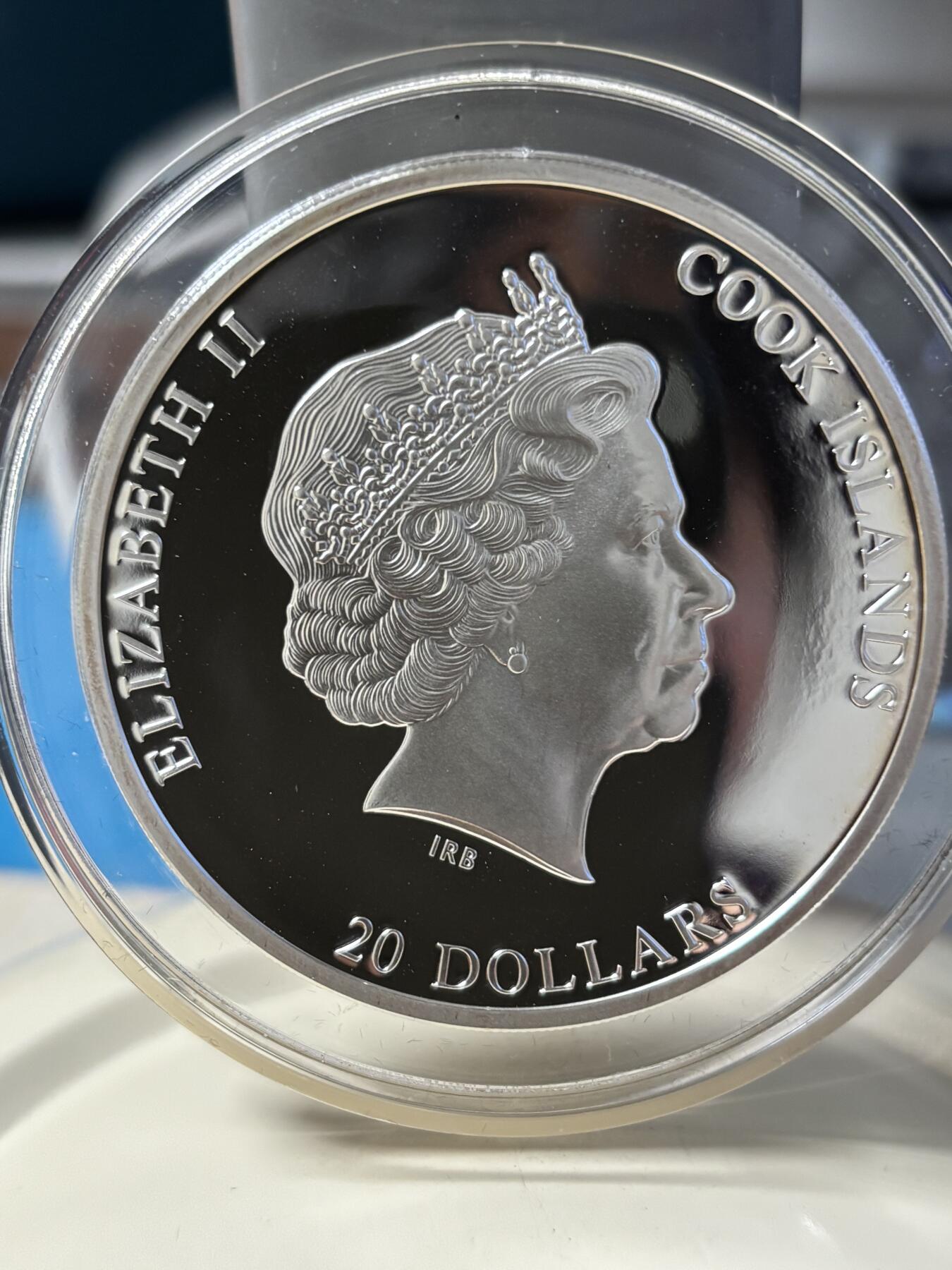 第182期拍卖 2012年库克20元镶水晶彩色精制银币 杰作系列-睡着的浴女（雷诺阿） 3盎司999银 盒证全，有氧化，国外售价在500美金左右，外盒有破