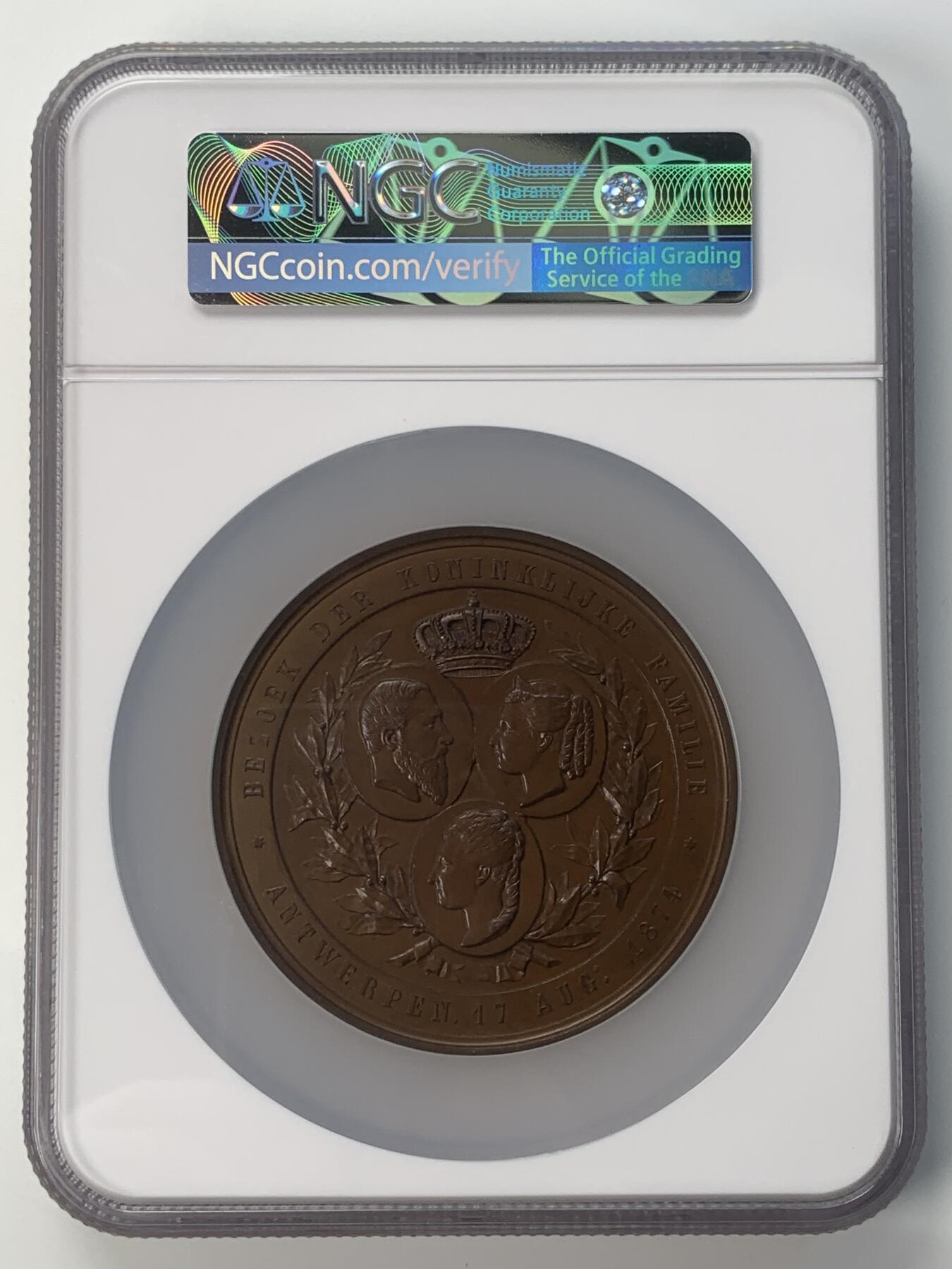 掌中浮雕-藏着的欧洲第042场 NGC MS64 : 1874年比利时王室访问安特卫普铜章，73mm，F. Baetes.，背面头像分别为国王利奥波德二世、王后玛丽·亨利埃特和公主路易丝