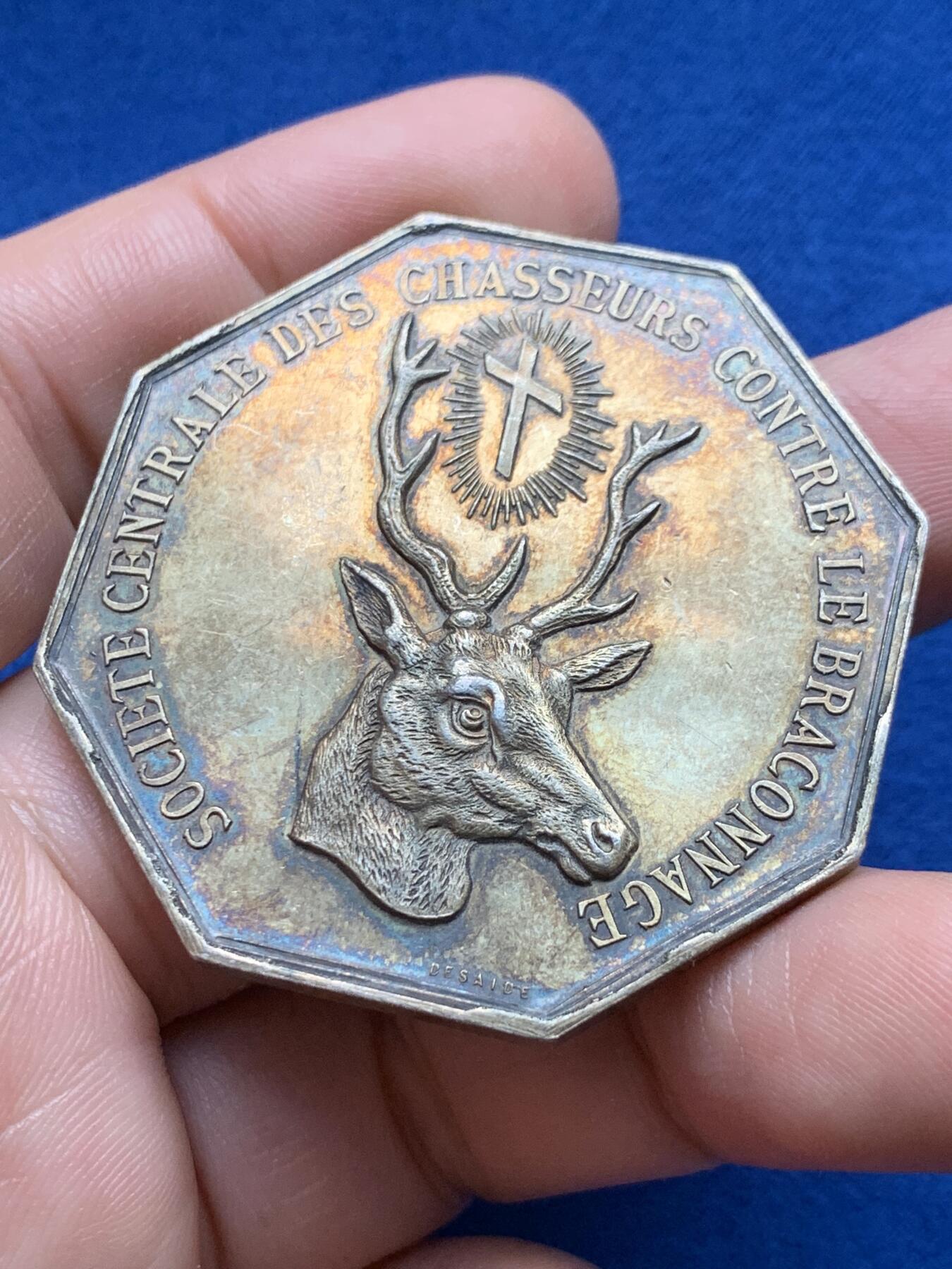 《竞宝斋》第440场 周日，周一，周二 3场连拍 （全场包邮） 法国反盗猎协会八角镀金银质代币，长鹿角大版，39.95g，45.8mm，丰饶角边铭