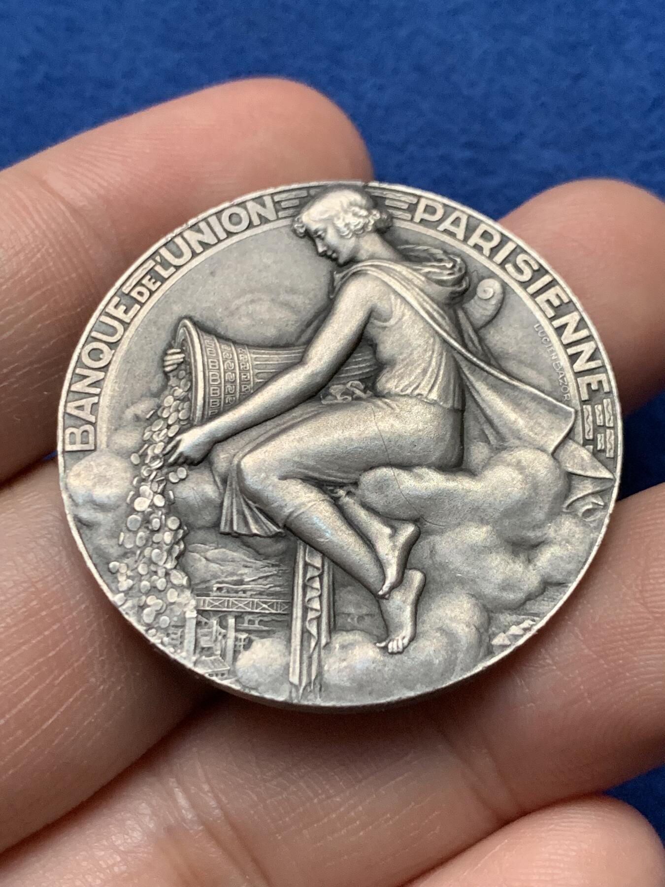 《竞宝斋》第440场 周日，周一，周二 3场连拍 （全场包邮） 法国巴黎联合银行银质代币，财富女神手持丰饶角，由巴黎造币厂总雕刻师吕西安·巴佐尔雕刻而成，22.3g，35.6mm，丰饶角2argent边铭，有轻磕