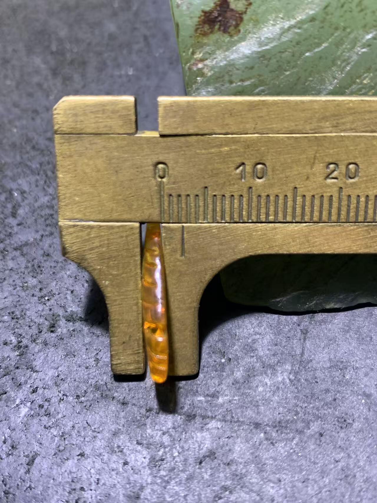 天然乌克兰金珀雕刻小鱼吊坠一个，