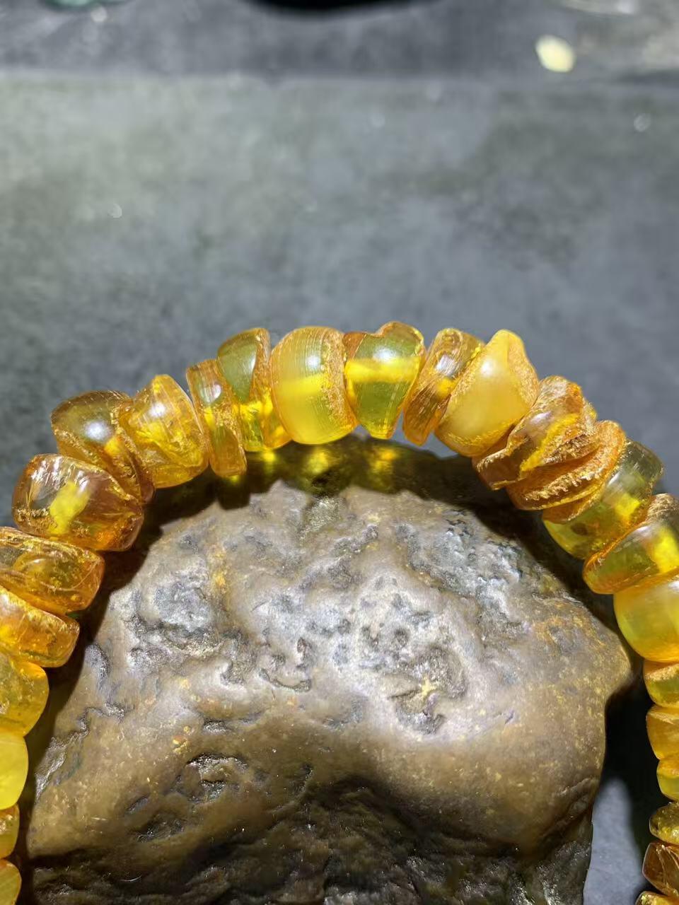 天然原矿俄料蜜蜡原皮随形手串1条！