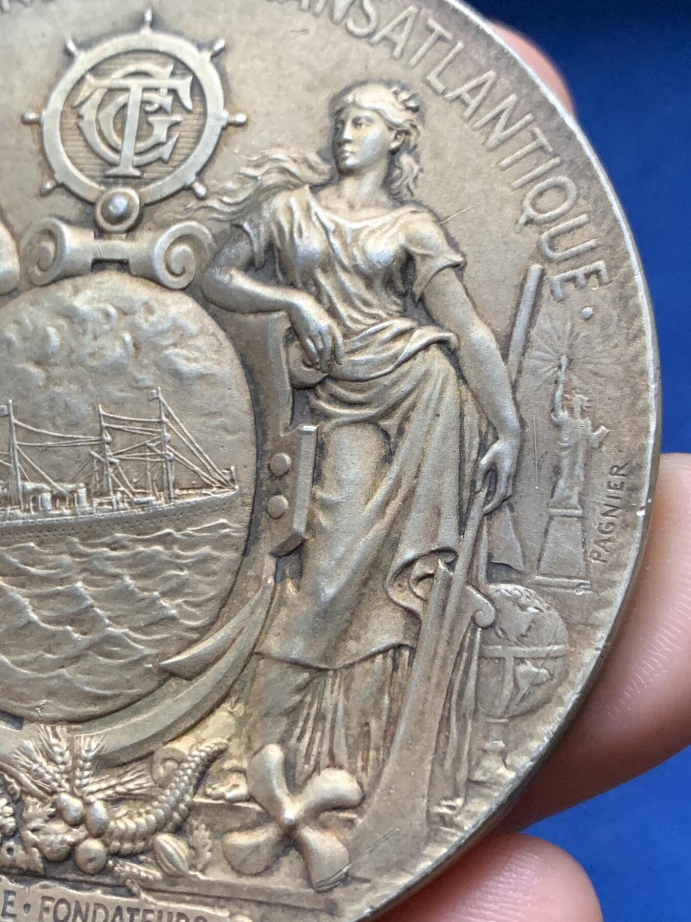 《竞宝斋》第440场 周日，周一，周二 3场连拍 （全场包邮） 法国跨大西洋邮政公司镀金大银章，女神后面是连接大西洋彼岸的纽约自由女神，169.8g，67.6mm，边铭野猪头+菱形argent，有轻磕