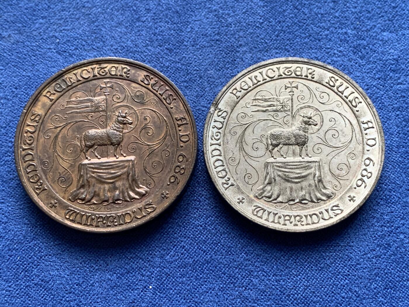 《竞宝斋》第440场 周日，周一，周二 3场连拍 （全场包邮） 英国里彭千年纪念铜章和白色金属章2枚，分别重27.52g，18.75g，尺寸36.2mm