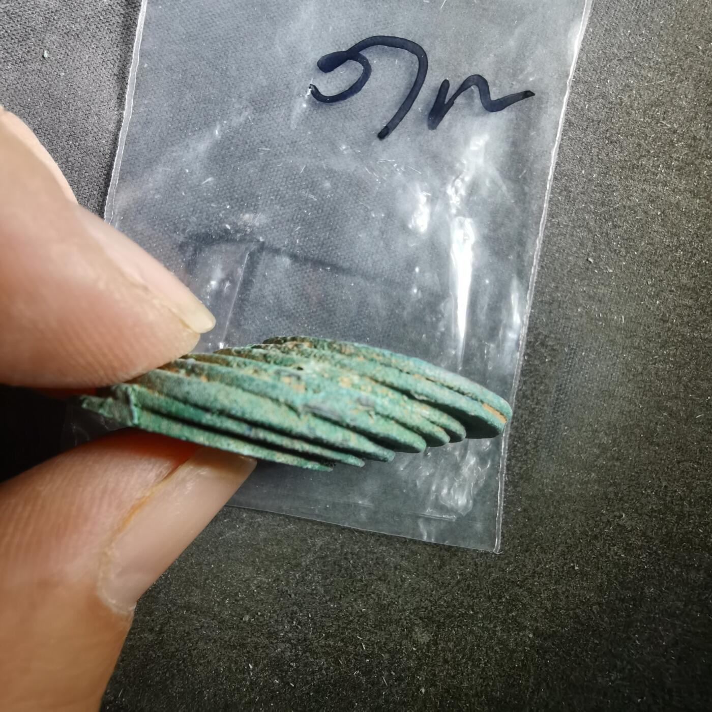 沼泽如烟--第907场 铜钱一组如图粘一起了  八枚