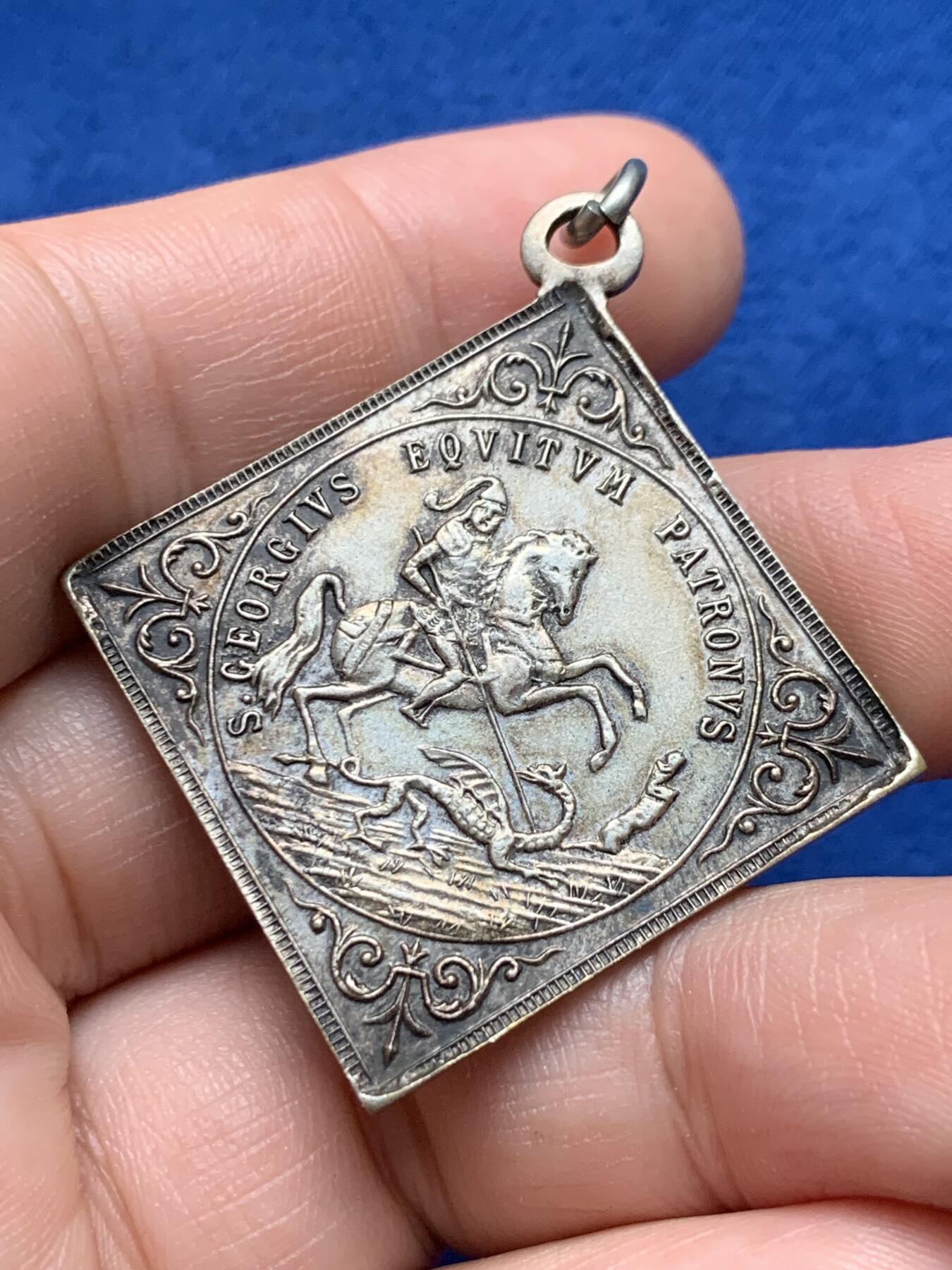 《竞宝斋》第440场 周日，周一，周二 3场连拍 （全场包邮） 匈牙利圣乔治屠龙镀银菱形纪念章，9.73g，31.2mm