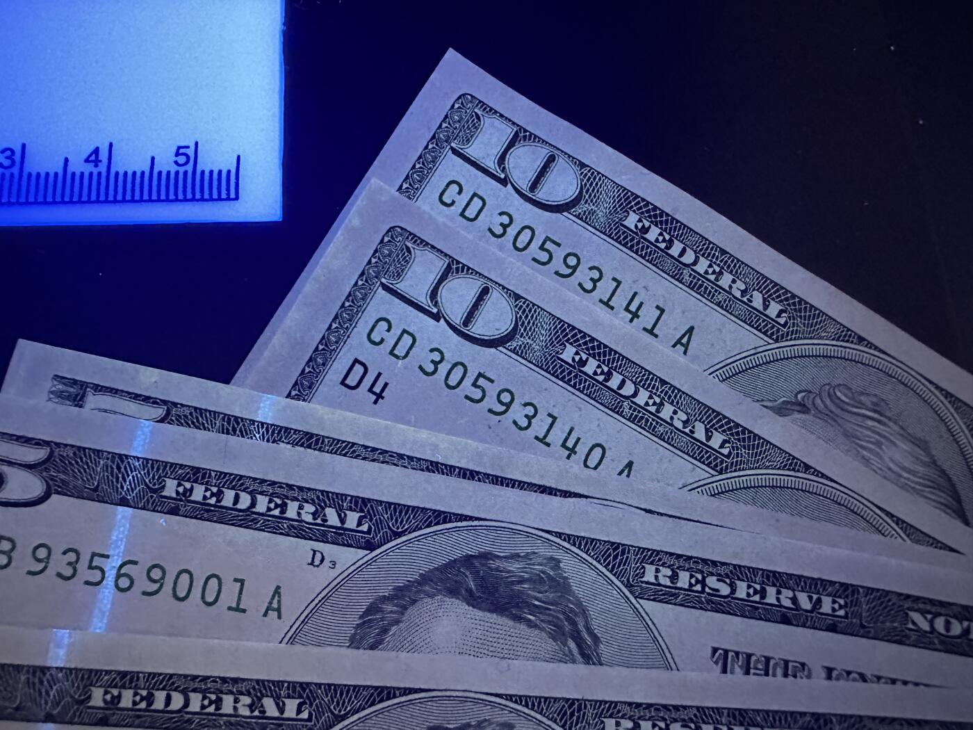 《外钞收藏家》第五百八十六期（品种丰富、精品多）（本平台长期征集拍品、欢迎藏友们联系合作） 2001年美国大头版5三张和10美元2连号 5张一起 全新不绝 轻微潮