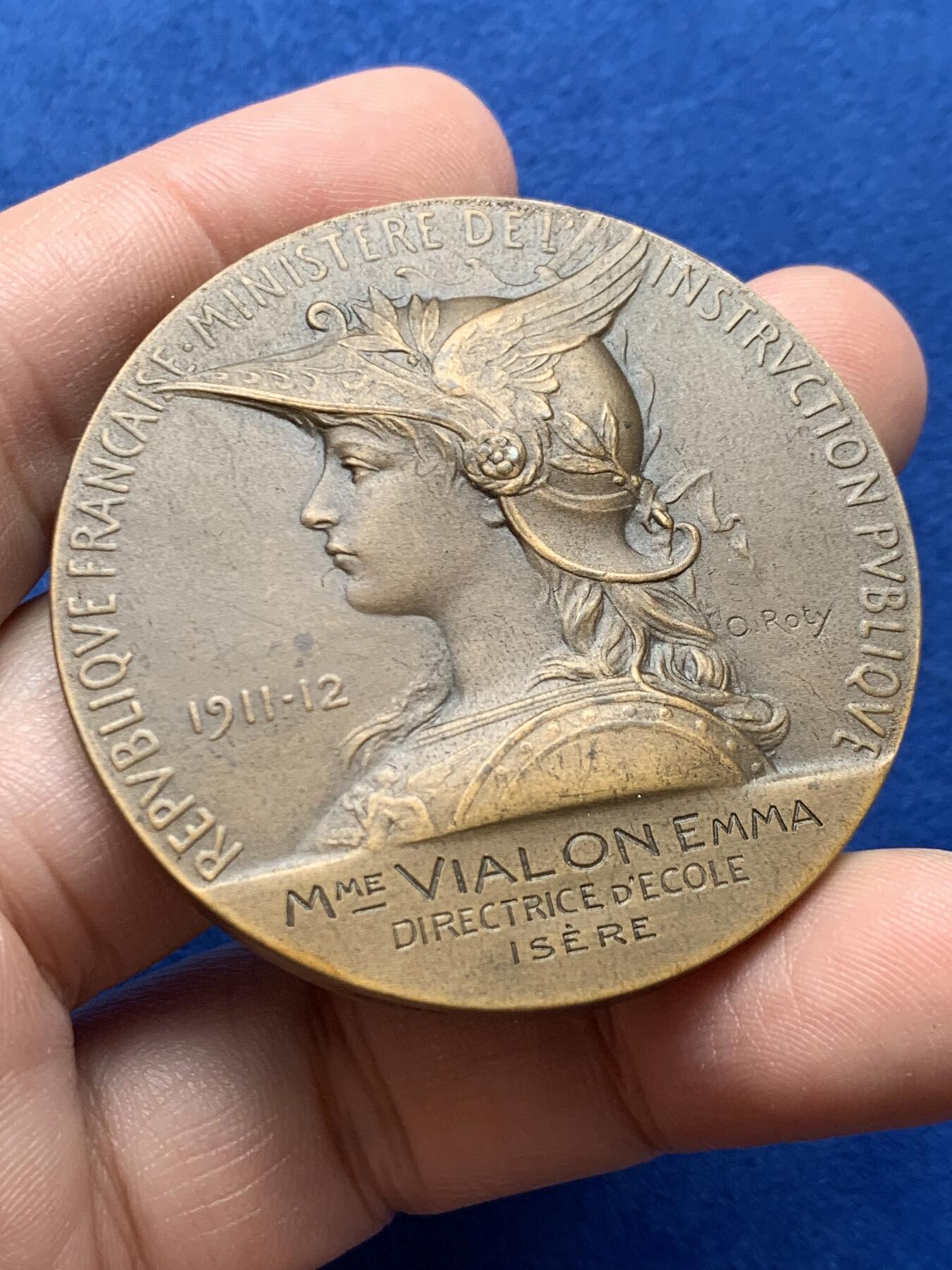 《竞宝斋》第440场 周日，周一，周二 3场连拍 （全场包邮） 法国roty初等教育铜章 50mm，65.8克。状态极佳。配一个平凡人的亚克力盒子。