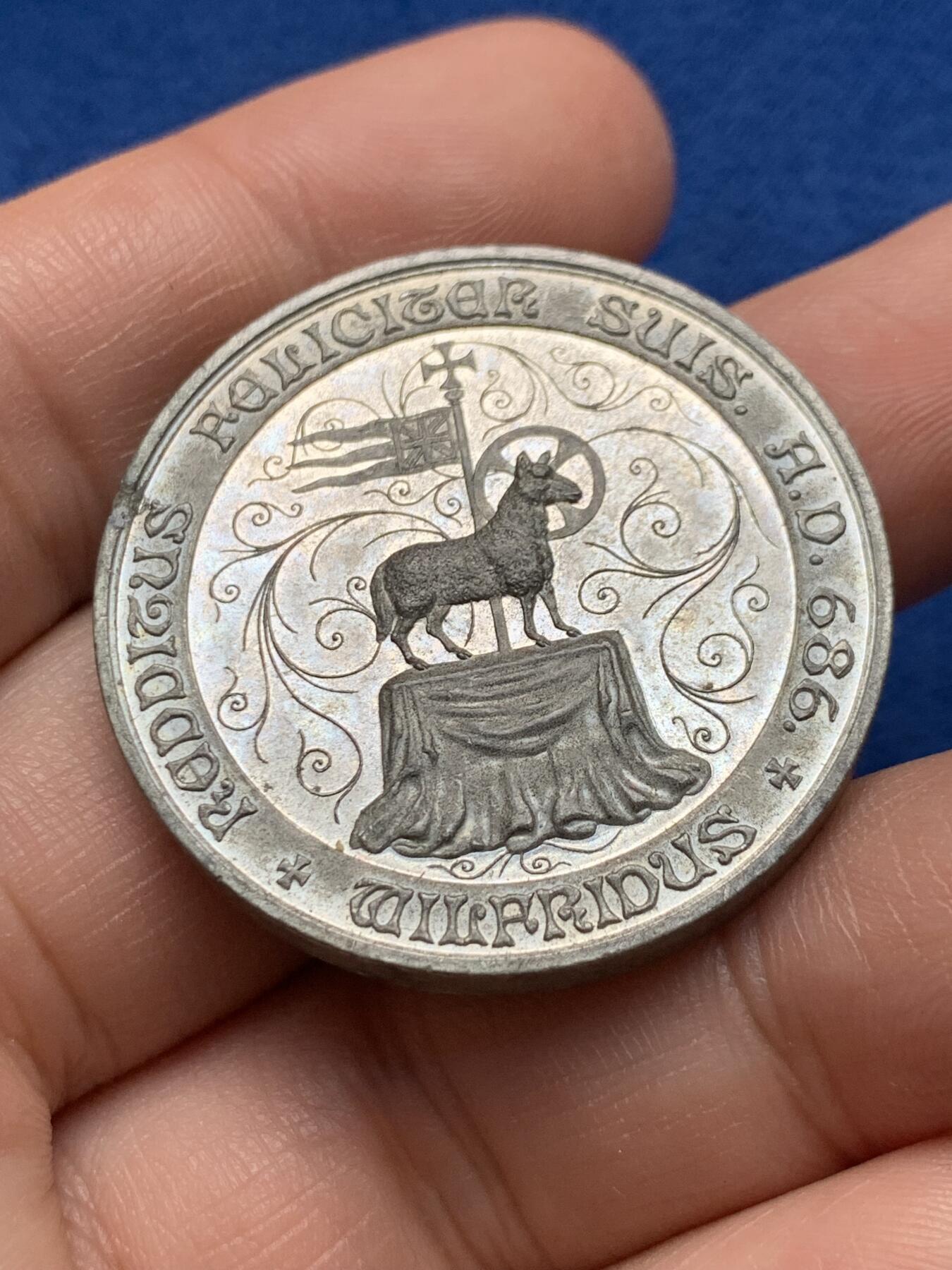 《竞宝斋》第440场 周日，周一，周二 3场连拍 （全场包邮） 英国里彭千年纪念铜章和白色金属章2枚，分别重27.52g，18.75g，尺寸36.2mm