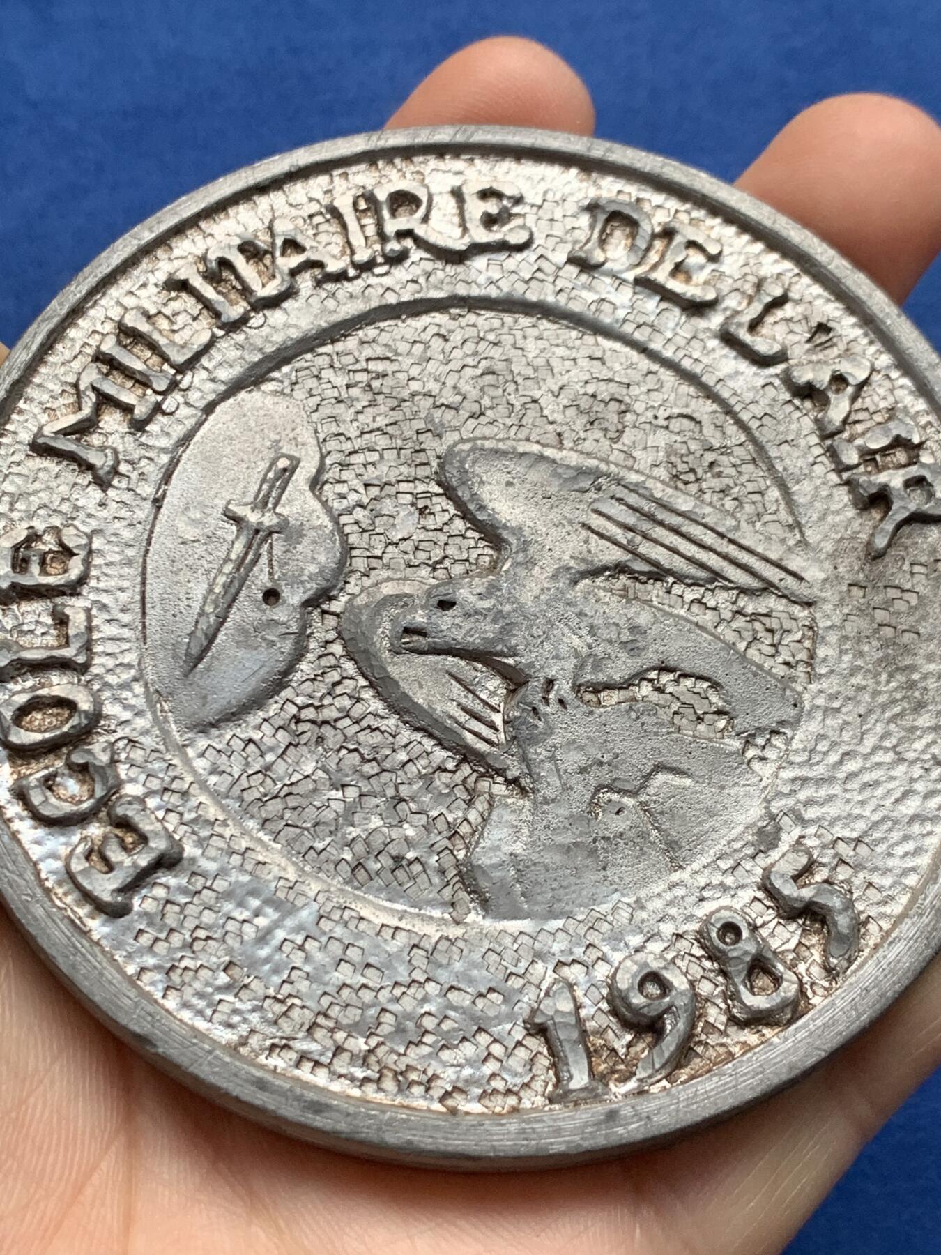 《竞宝斋》第440场 周日，周一，周二 3场连拍 （全场包邮） 法国空军军事学校白色金属纪念章 直径84mm 重量298.7g