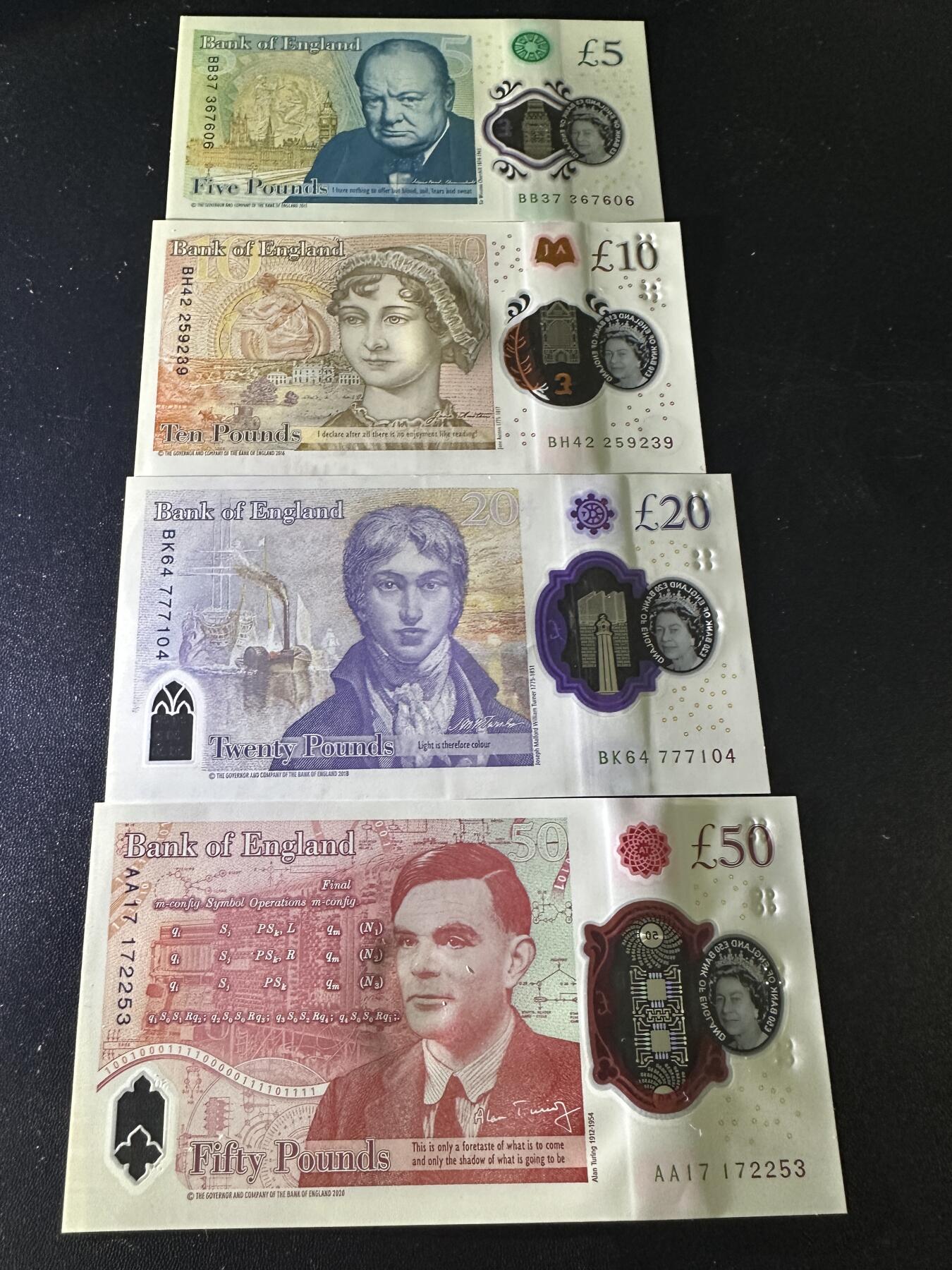 《外钞收藏家》第五百八十六期（品种丰富、精品多）（本平台长期征集拍品、欢迎藏友们联系合作） 英国女王版塑料钞5-50镑 四张一起 全新UNC