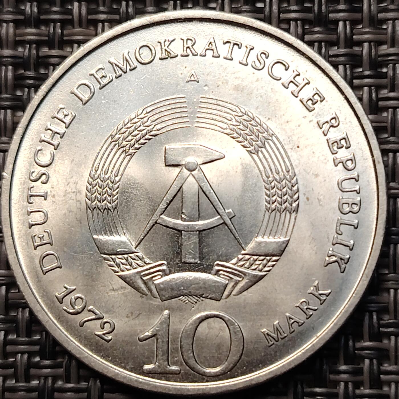 布加迪🐬～世界钱币(上海)🌾第 261 期 /  各国套币和散币 东德民主德国 1972年 10马克镍币布痕瓦尔德集中营