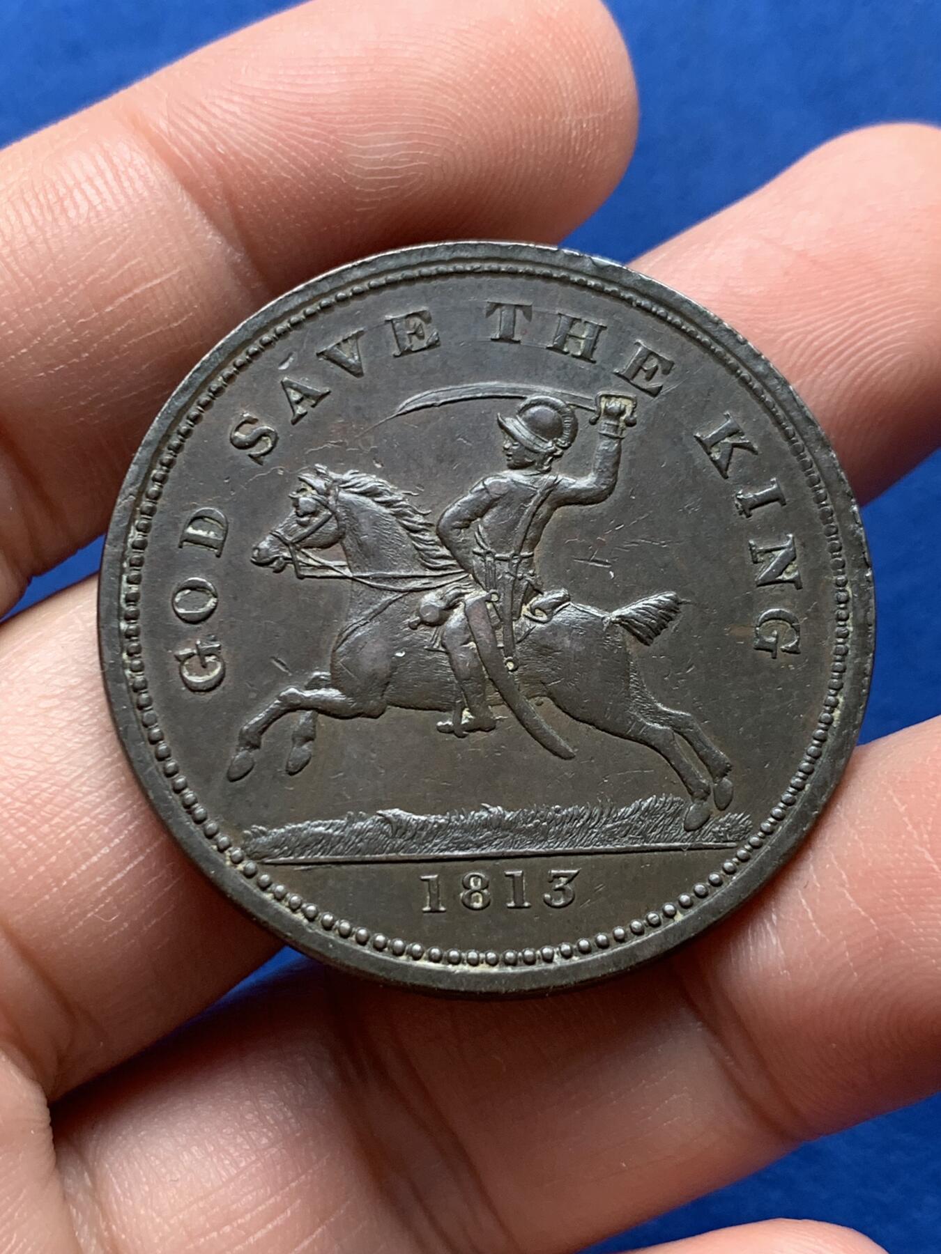 《竞宝斋》第440场 周日，周一，周二 3场连拍 （全场包邮） 英国1813年哈利索文济贫院加厚铜代币，正面是19世纪英国皇家骑兵图案，有“骑马与砍杀”的既视感，顶部写着“天佑吾王”，背面是修道院改建的哈利索文济贫院主视图，37mm，27.5g，少见的加厚代币品种