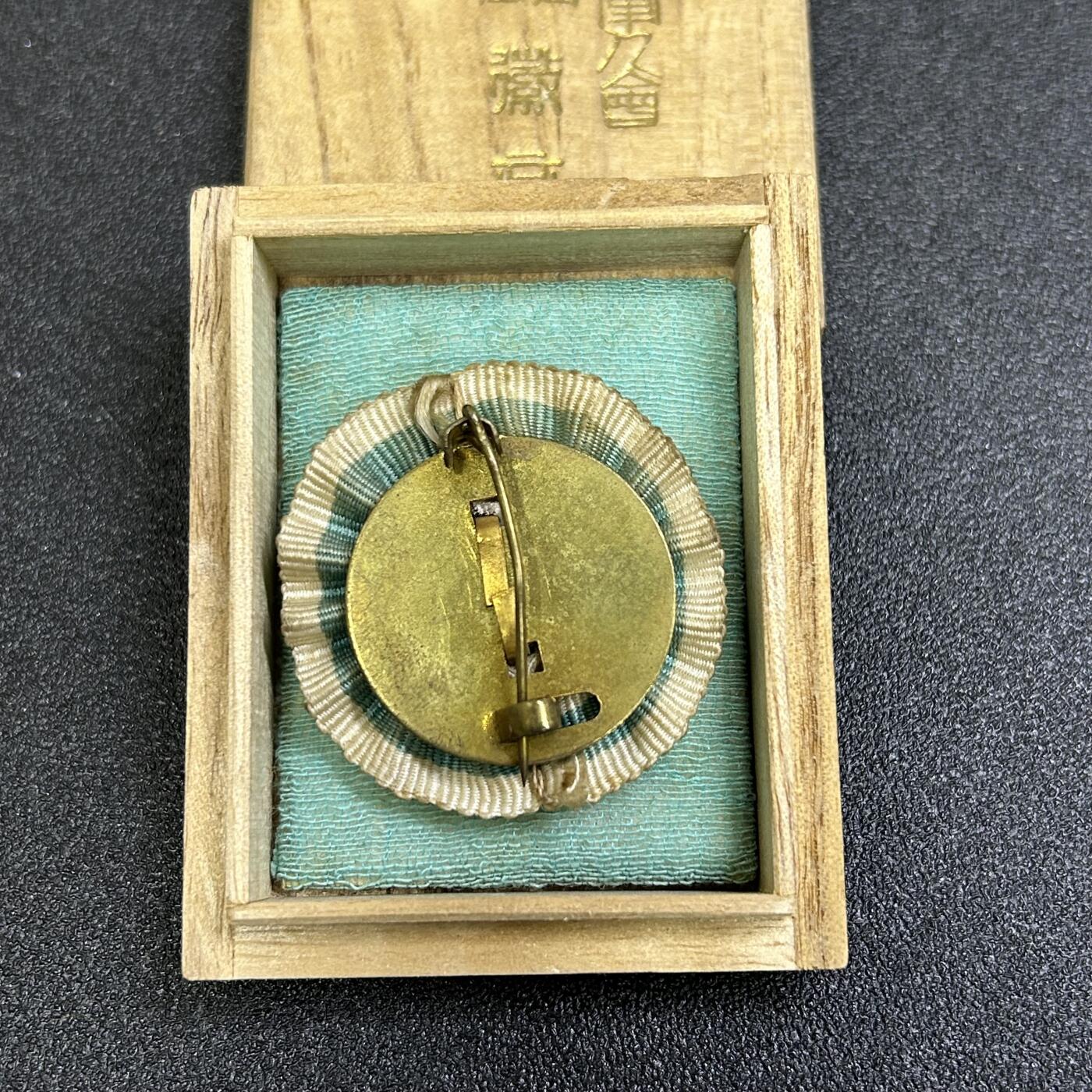 西秦中古拍卖第六十六期 不忘历史 抗战时期 在乡军人会官员徽章 带原盒